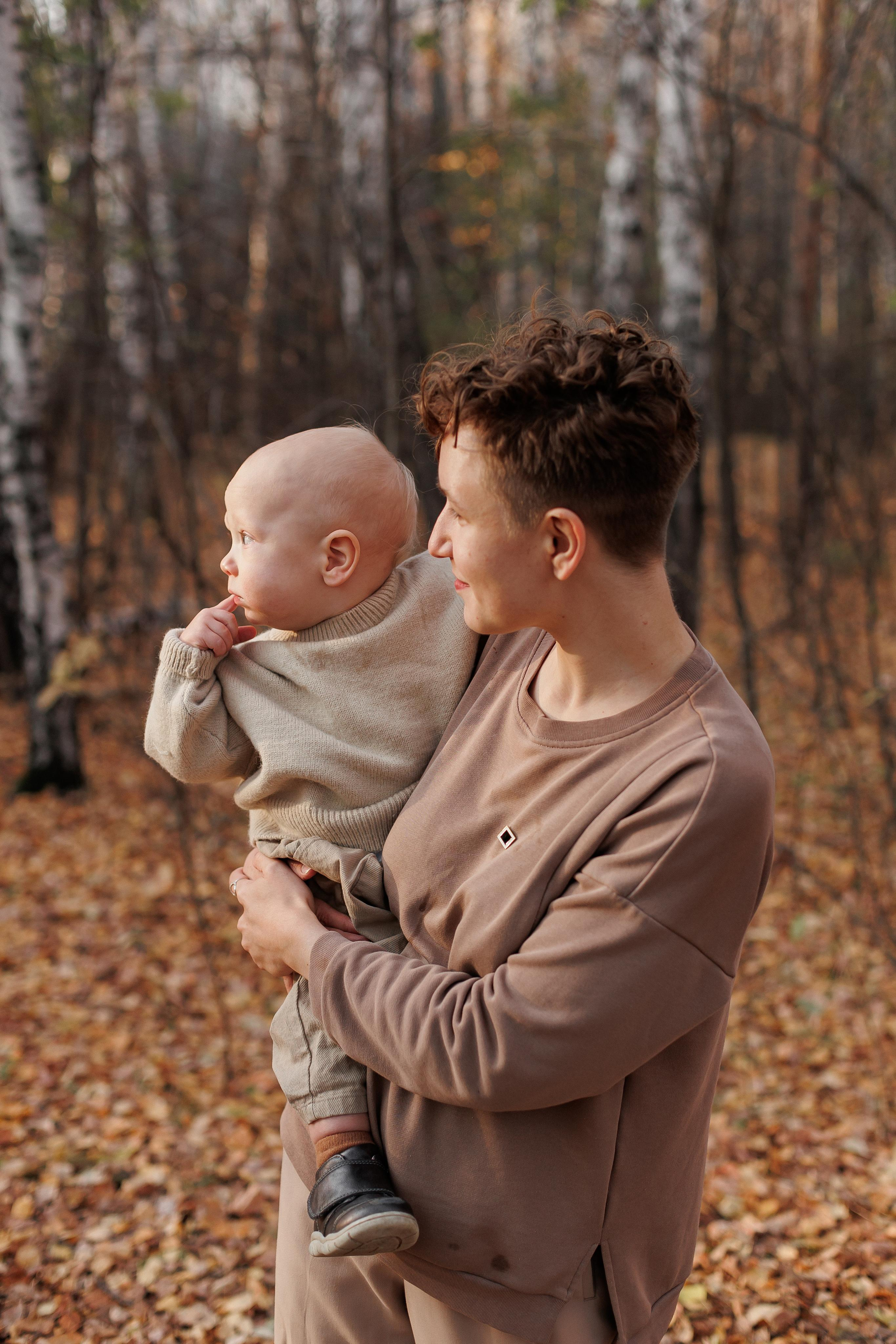 Мама и малыш (прогулка). Фотограф Авилова Дарья ● Тюмень● Съемка больших семей ●Архив поколений