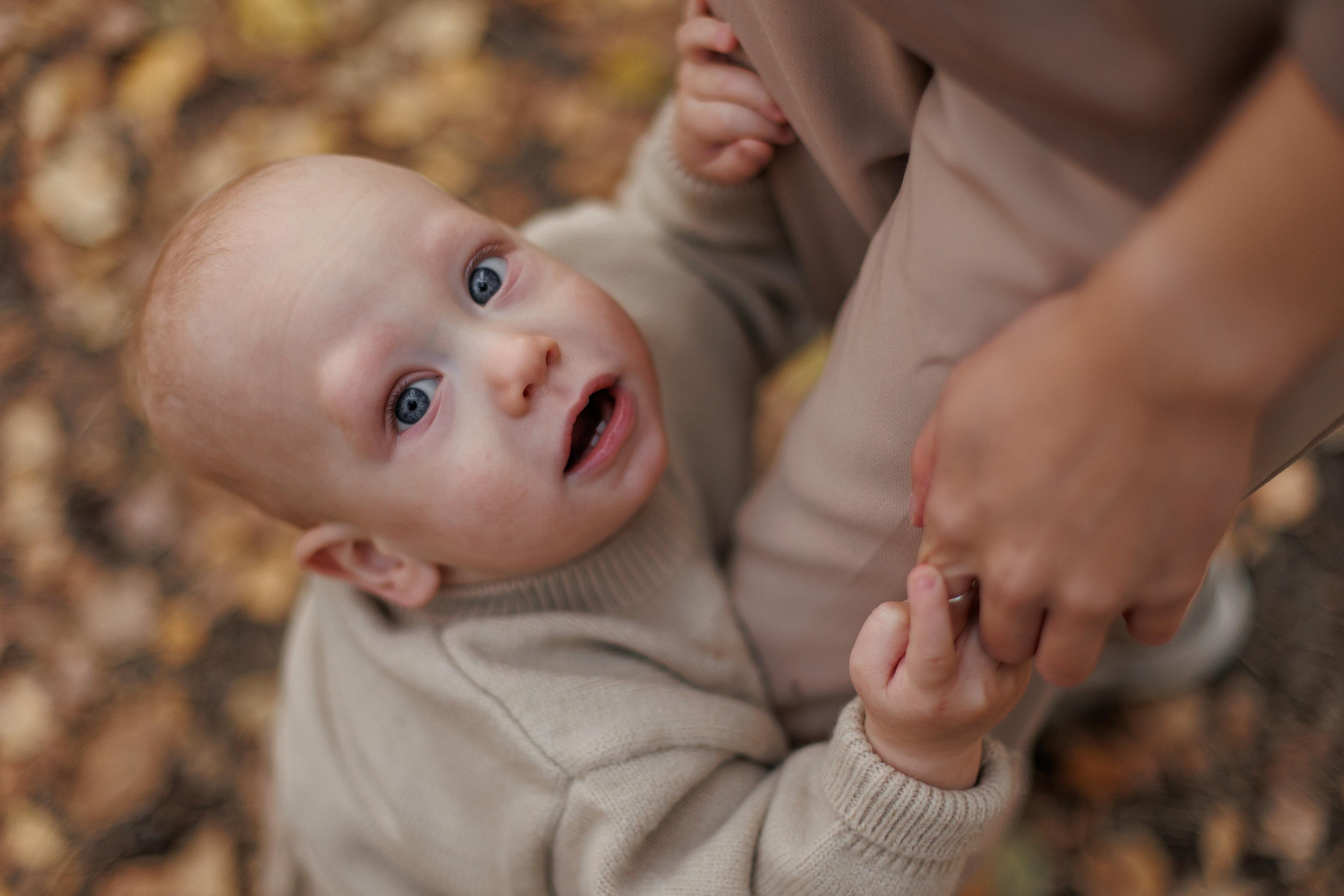 Мама и малыш (прогулка). Фотограф Авилова Дарья ● Тюмень● Съемка больших семей ●Архив поколений