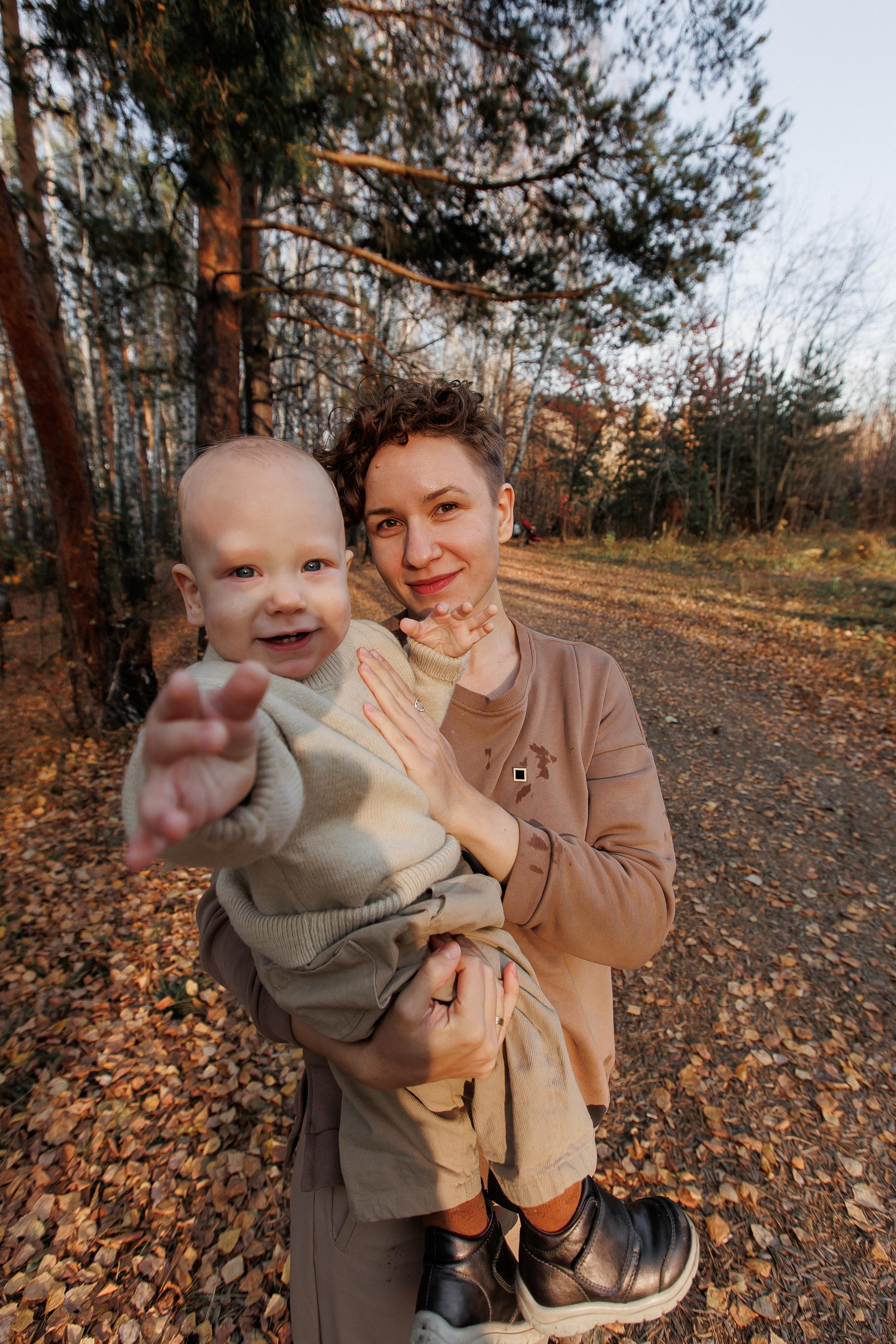 Мама и малыш (прогулка). Фотограф Авилова Дарья ● Тюмень● Съемка больших семей ●Архив поколений