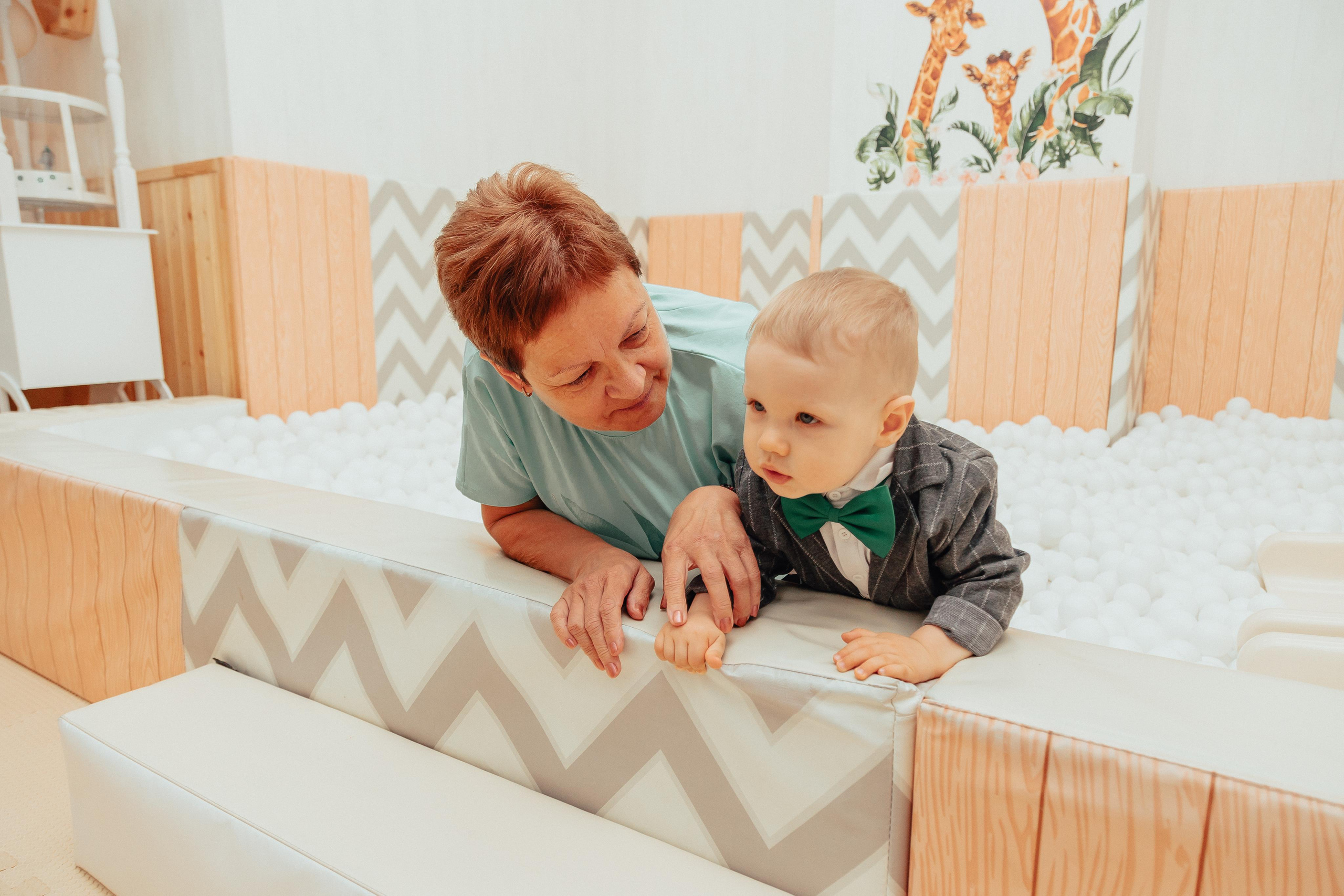 1 год в игровой. Фотограф Авилова Дарья ● Тюмень● Съемка больших семей ●Архив поколений