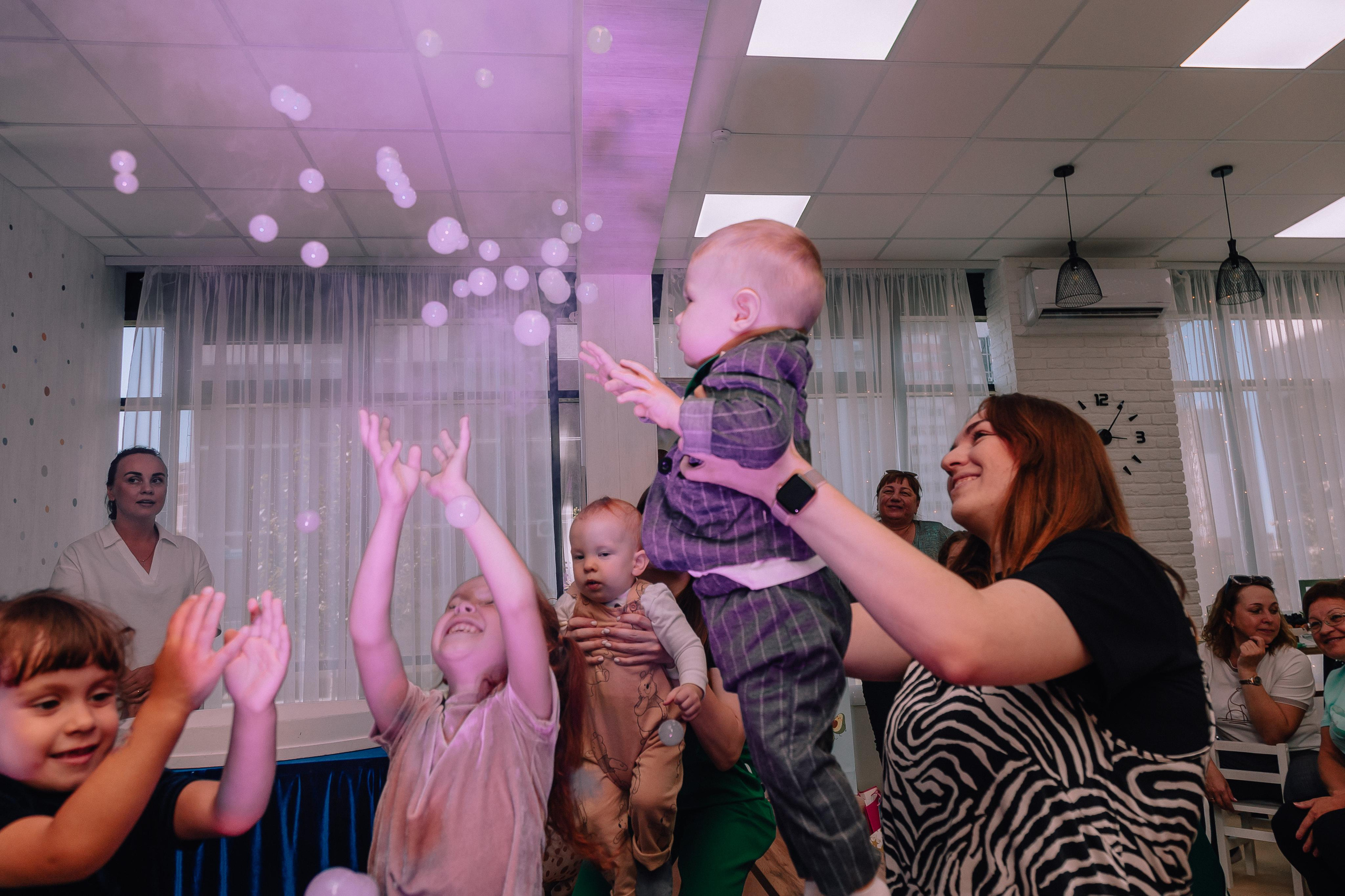1 год в игровой. Фотограф Авилова Дарья ● Тюмень● Съемка больших семей ●Архив поколений