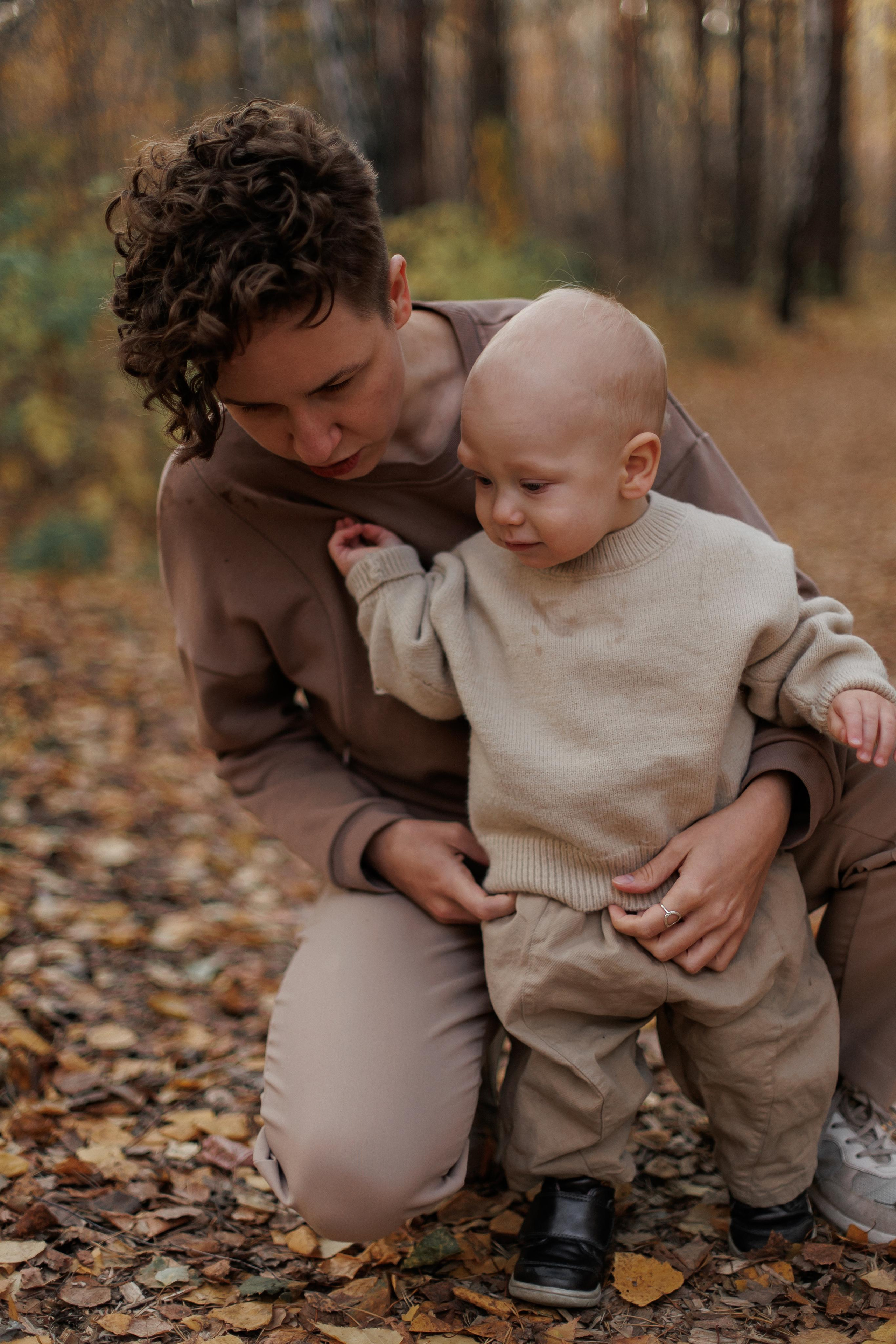 Мама и малыш (прогулка). Фотограф Авилова Дарья ● Тюмень● Съемка больших семей ●Архив поколений