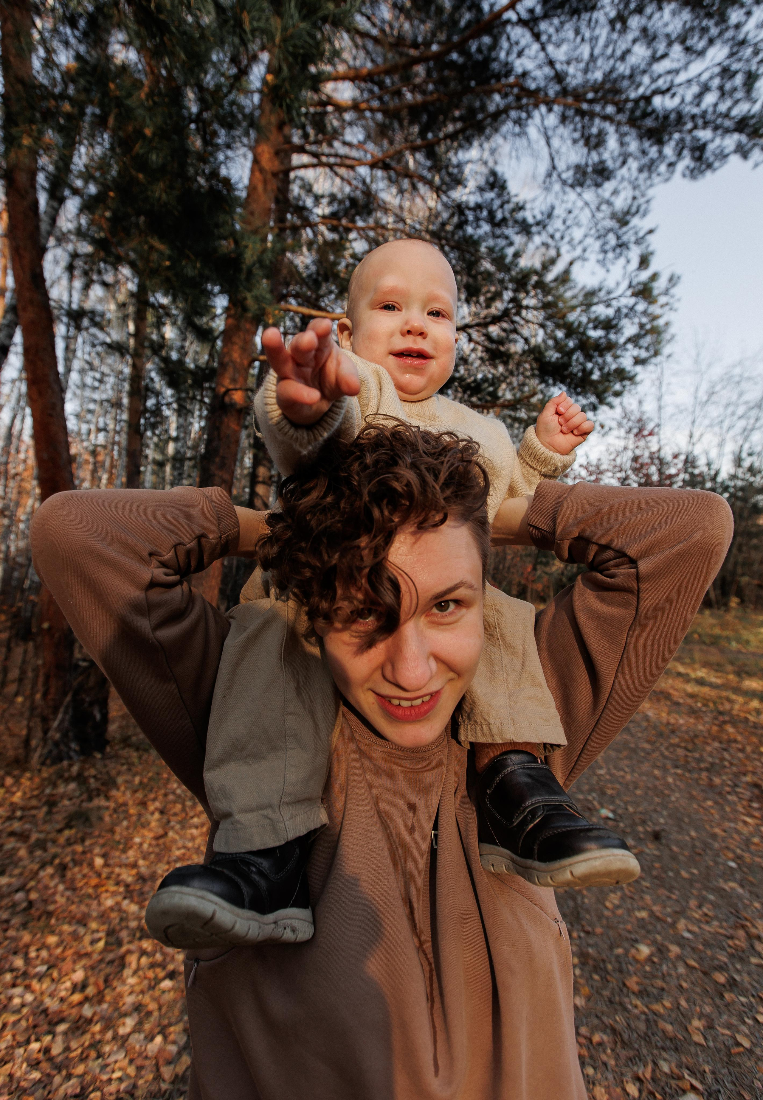 Мама и малыш (прогулка). Фотограф Авилова Дарья ● Тюмень● Съемка больших семей ●Архив поколений