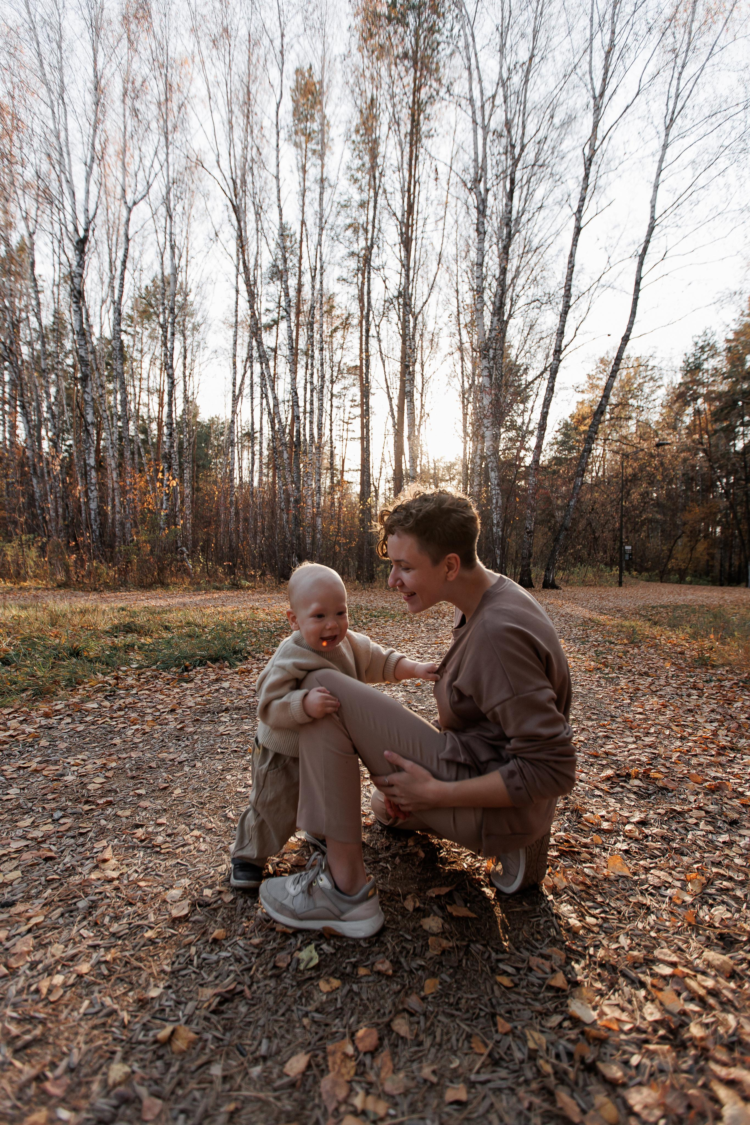 Мама и малыш (прогулка). Фотограф Авилова Дарья ● Тюмень● Съемка больших семей ●Архив поколений