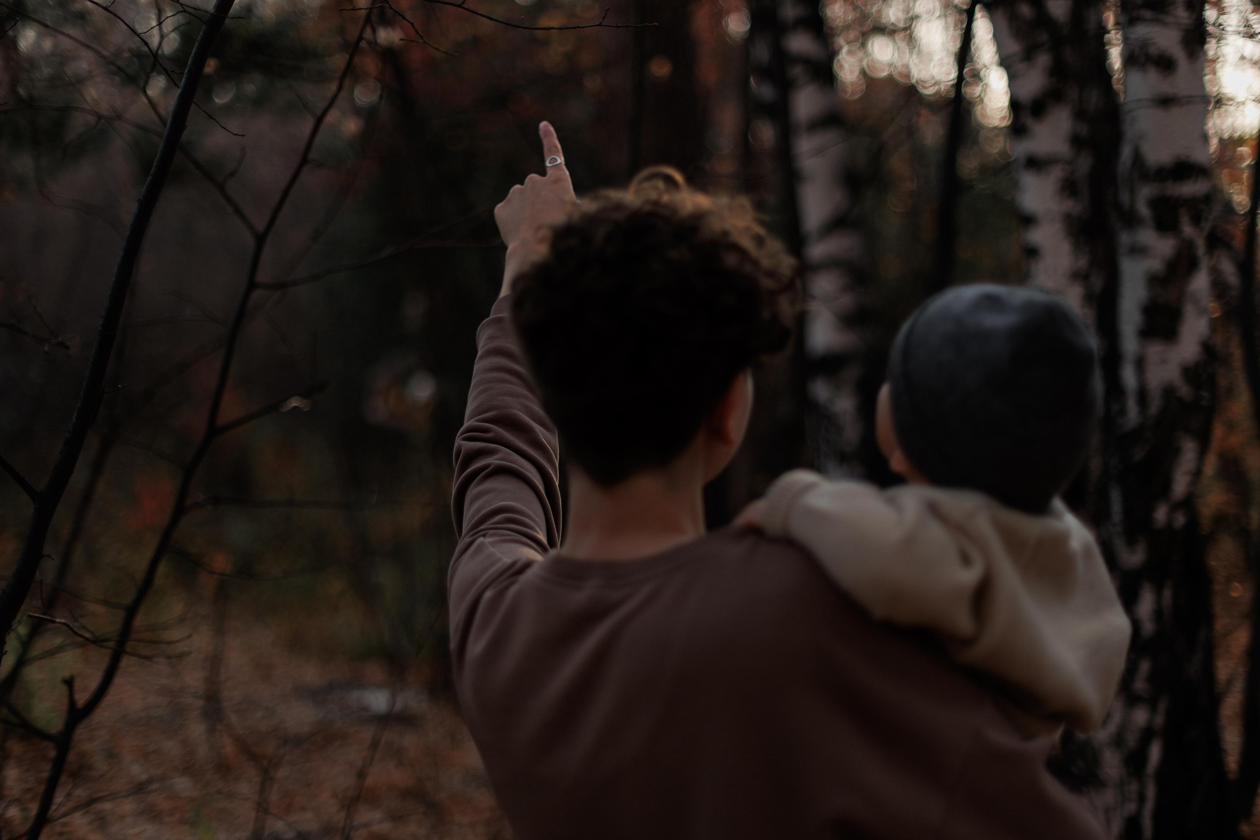 Мама и малыш (прогулка). Фотограф Авилова Дарья ● Тюмень● Съемка больших семей ●Архив поколений