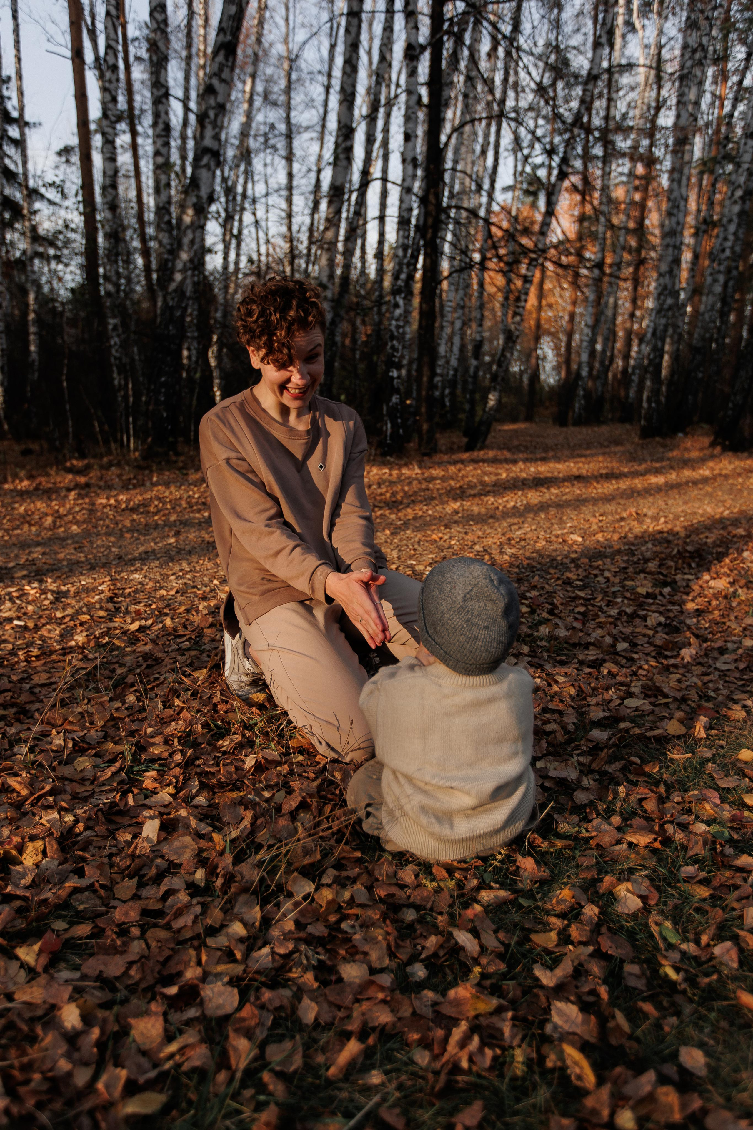 Мама и малыш (прогулка). Фотограф Авилова Дарья ● Тюмень● Съемка больших семей ●Архив поколений