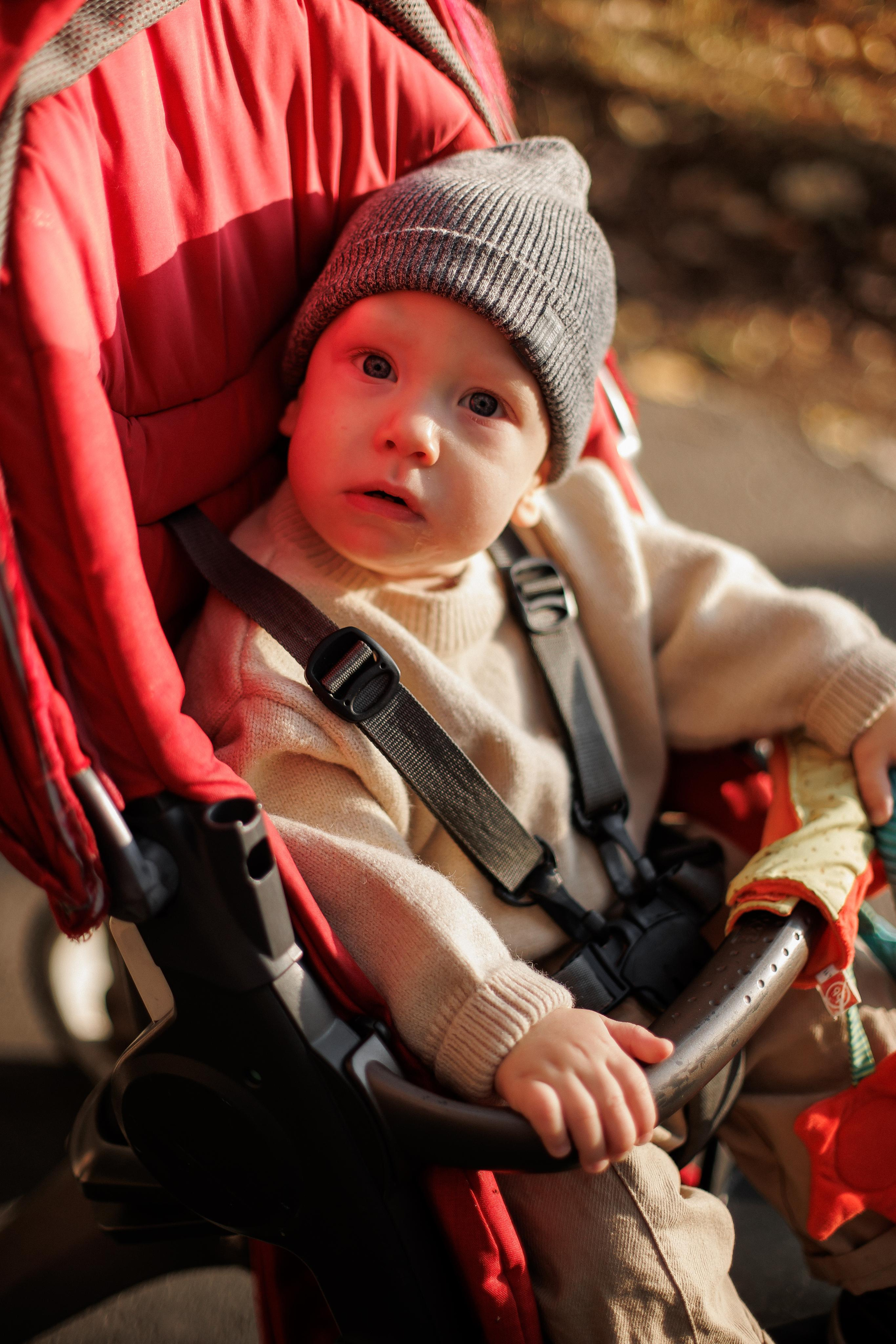 Мама и малыш (прогулка). Фотограф Авилова Дарья ● Тюмень● Съемка больших семей ●Архив поколений