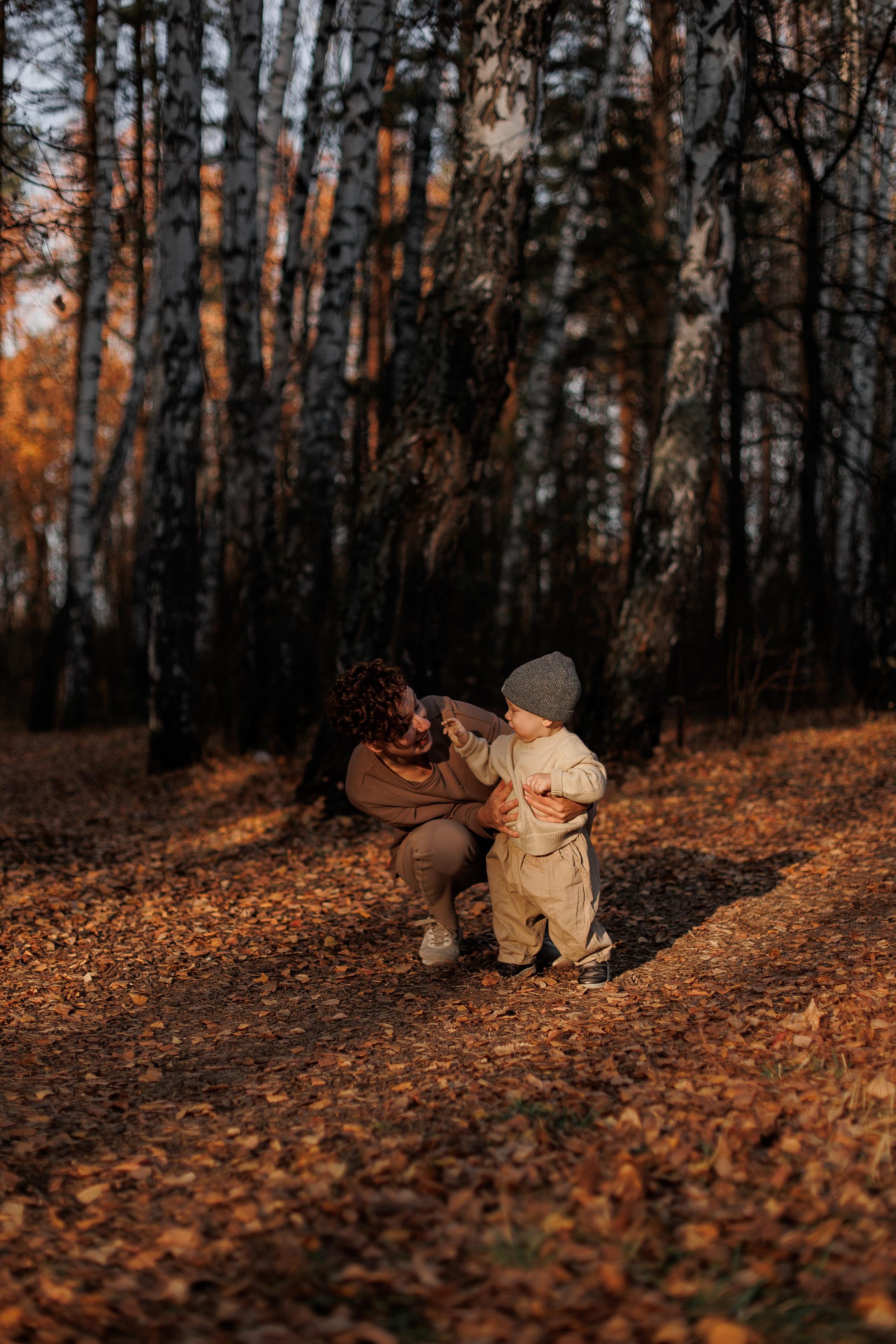 Мама и малыш (прогулка). Фотограф Авилова Дарья ● Тюмень● Съемка больших семей ●Архив поколений