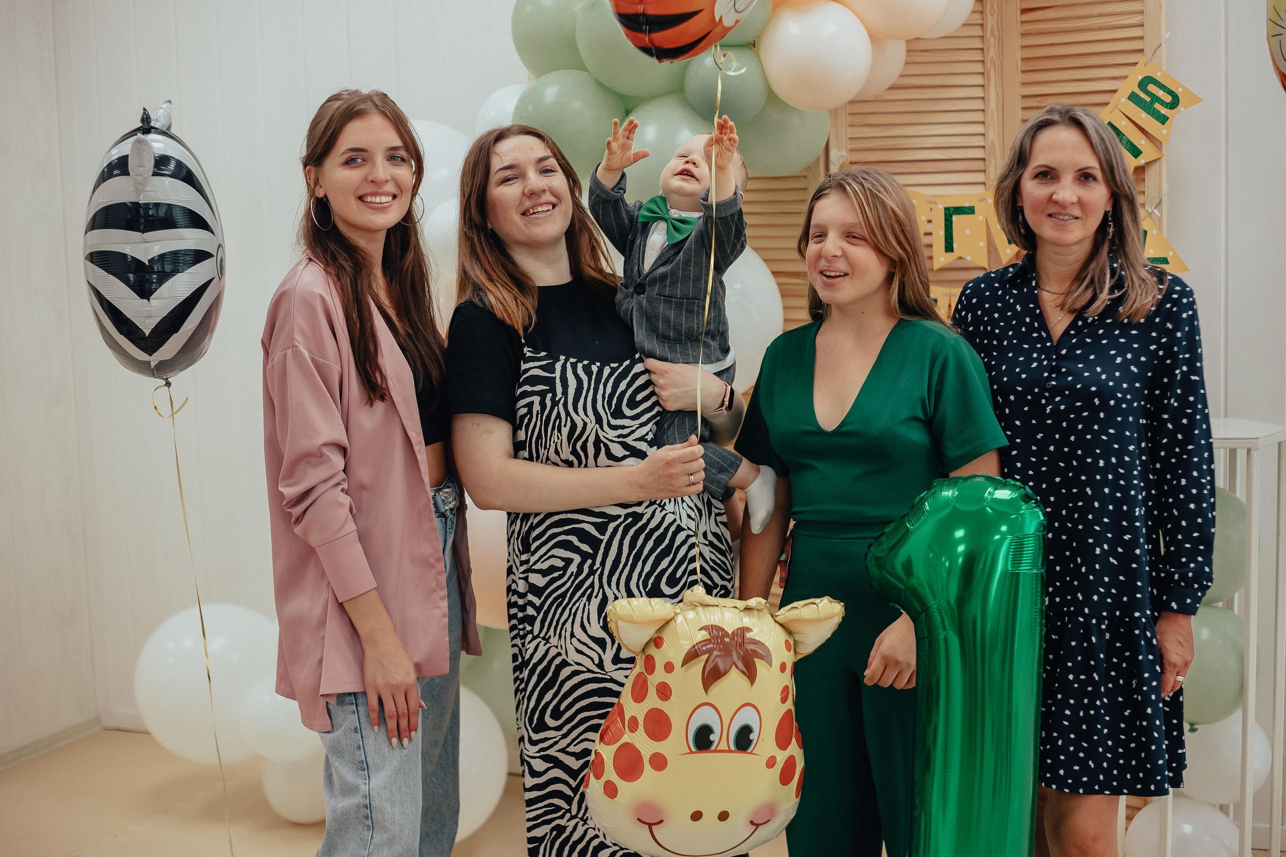 1 год в игровой. Фотограф Авилова Дарья ● Тюмень● Съемка больших семей ●Архив поколений