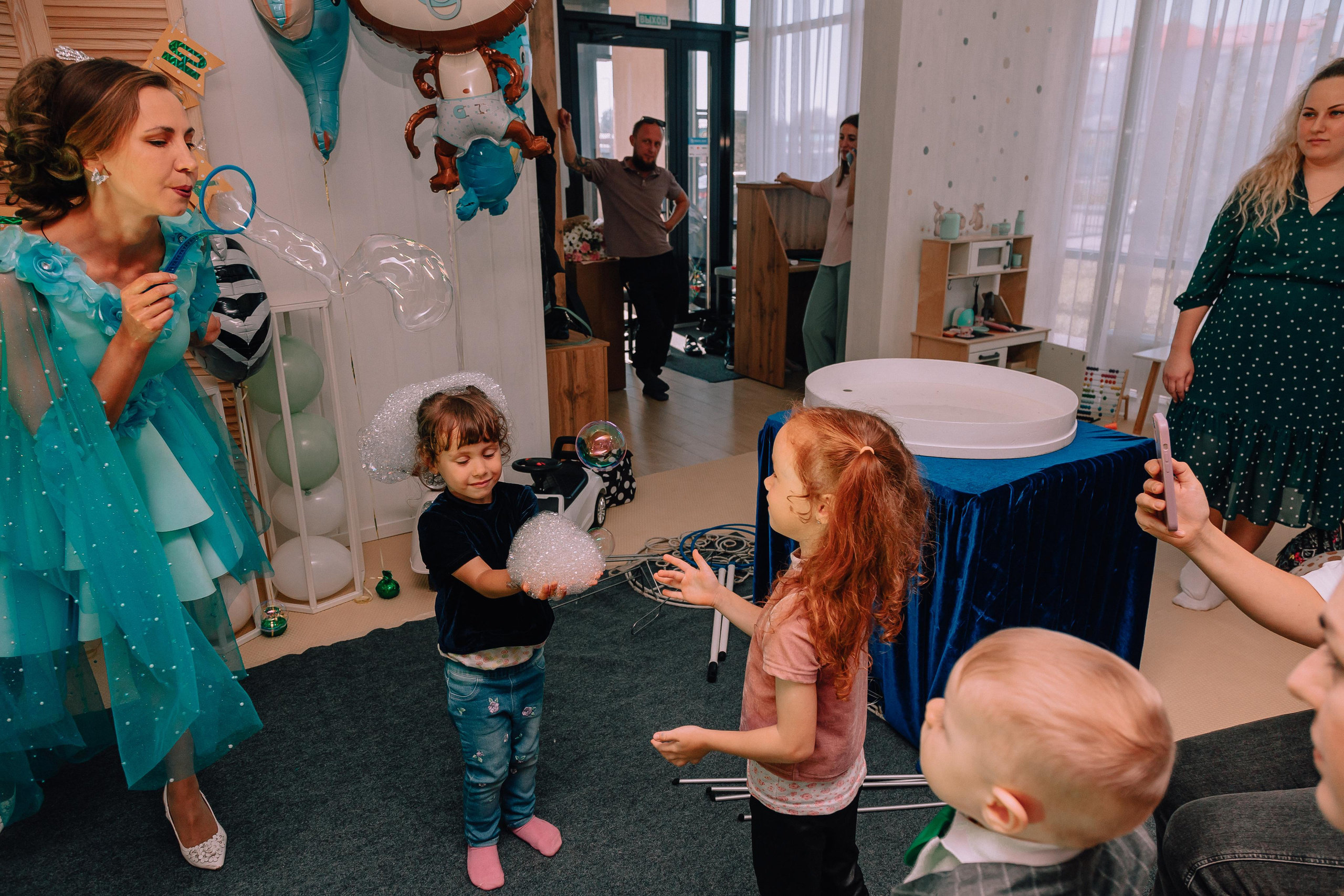 1 год в игровой. Фотограф Авилова Дарья ● Тюмень● Съемка больших семей ●Архив поколений