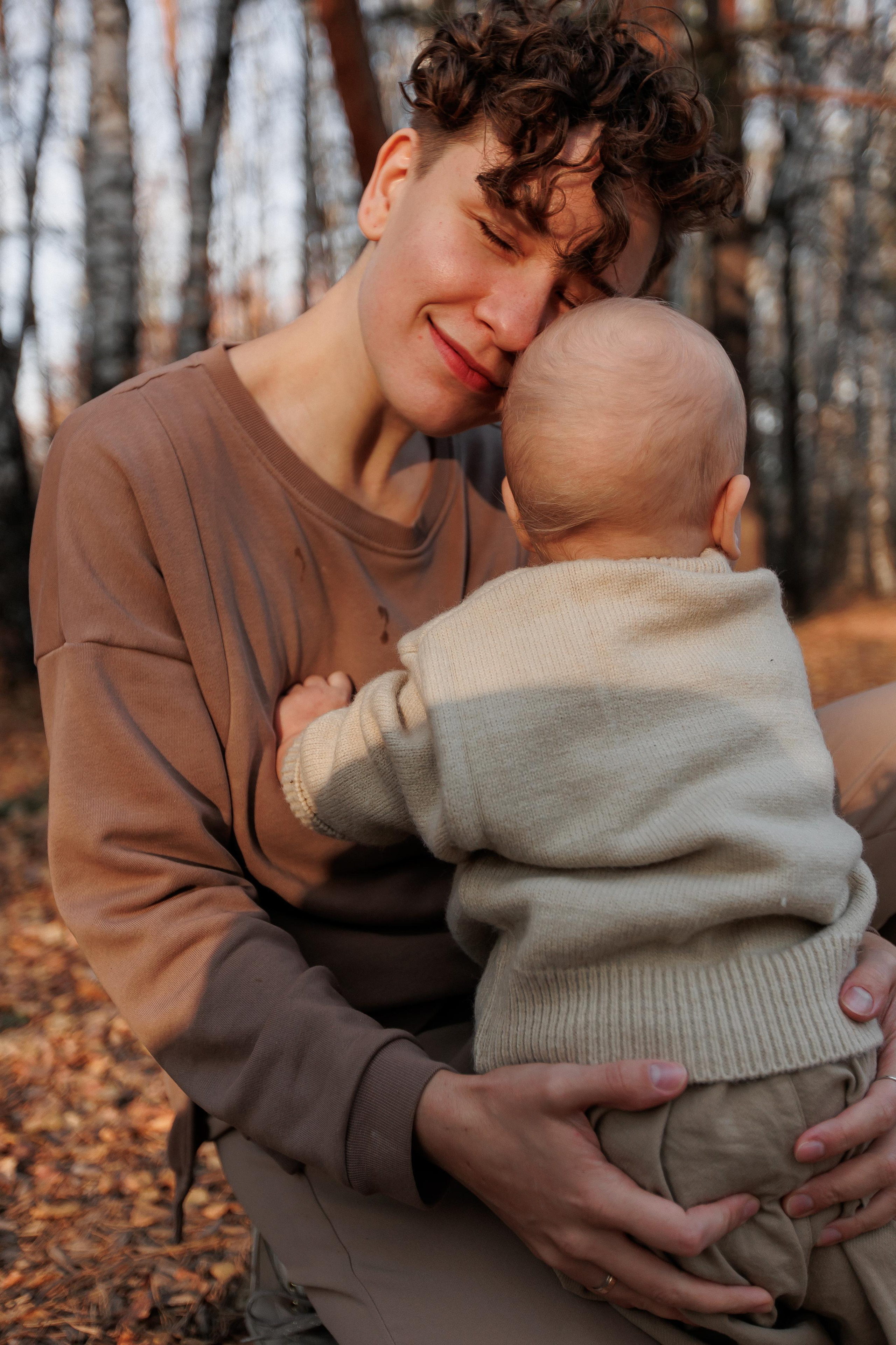 Мама и малыш (прогулка). Фотограф Авилова Дарья ● Тюмень● Съемка больших семей ●Архив поколений
