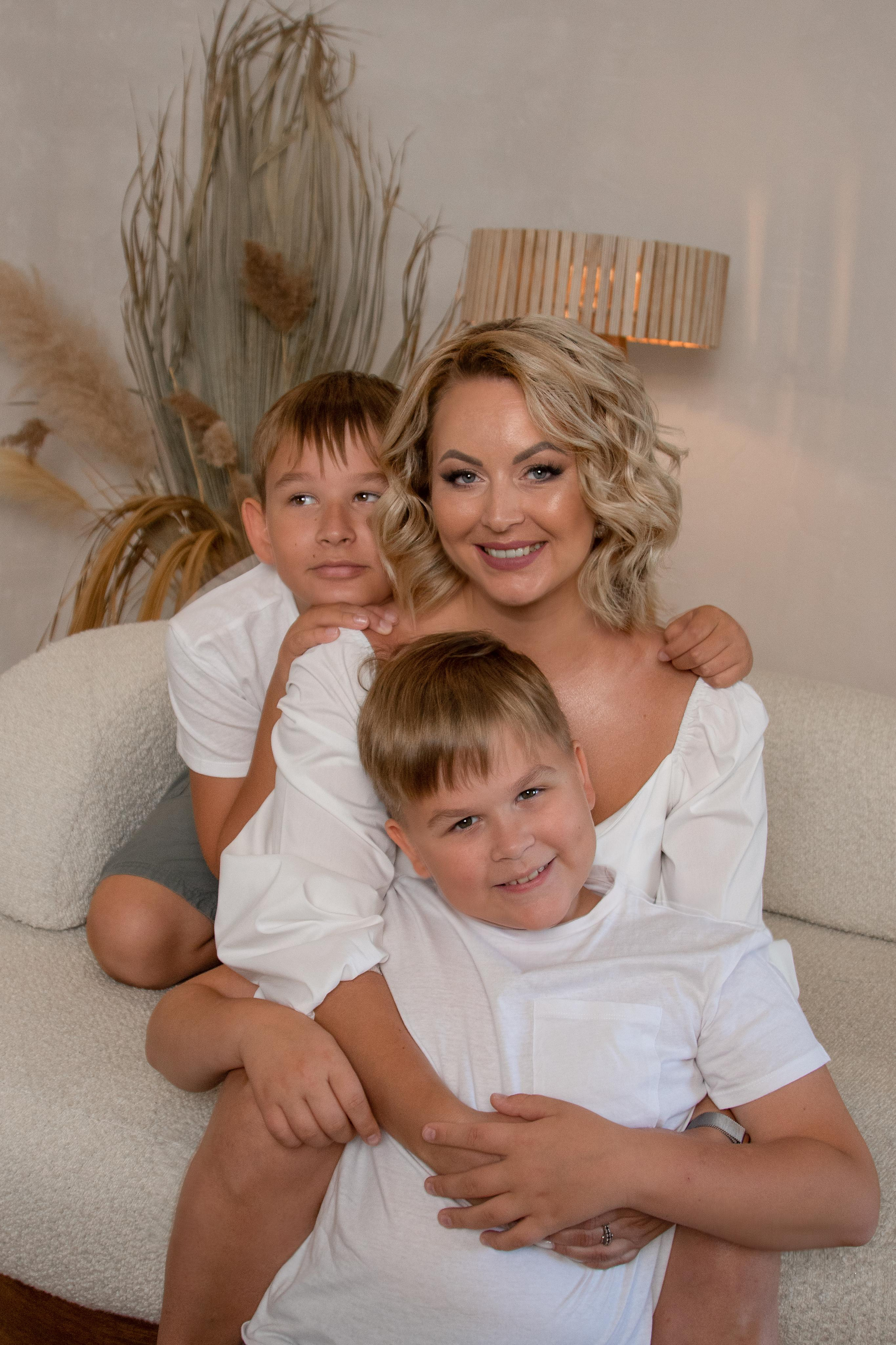 Студия. Фотограф Авилова Дарья ● Тюмень● Съемка больших семей ●Архив поколений