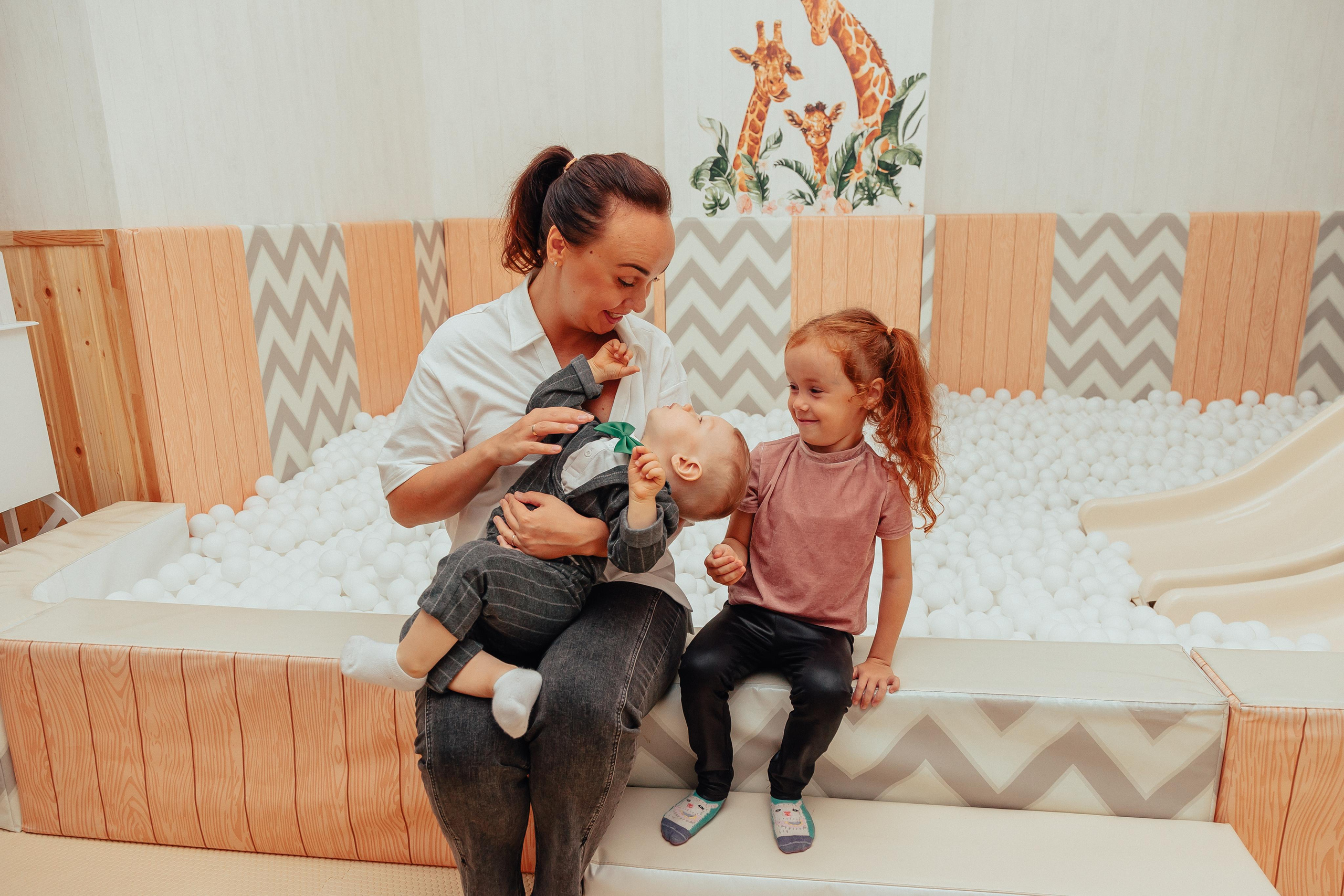 1 год в игровой. Фотограф Авилова Дарья ● Тюмень● Съемка больших семей ●Архив поколений