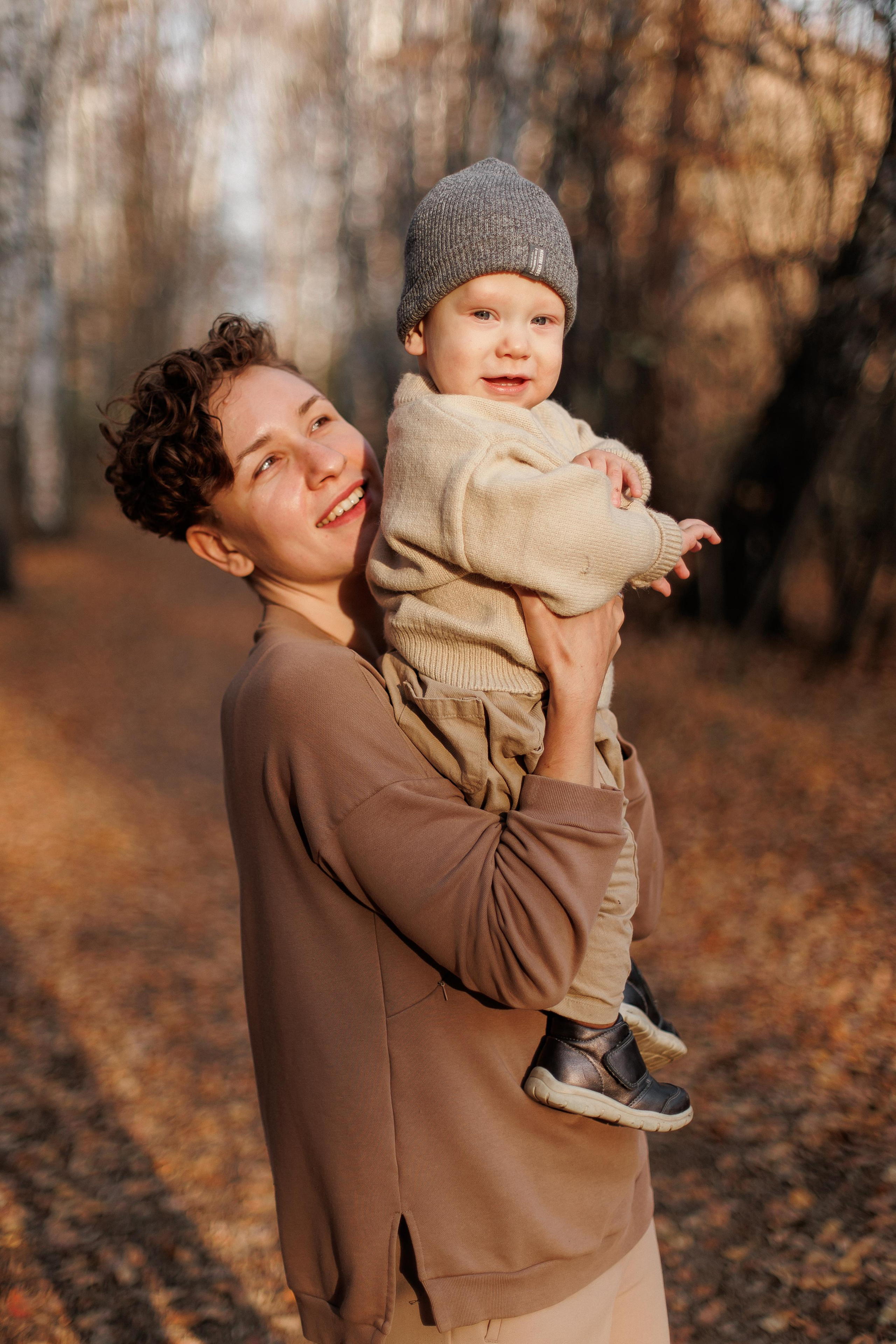 Мама и малыш (прогулка). Фотограф Авилова Дарья ● Тюмень● Съемка больших семей ●Архив поколений