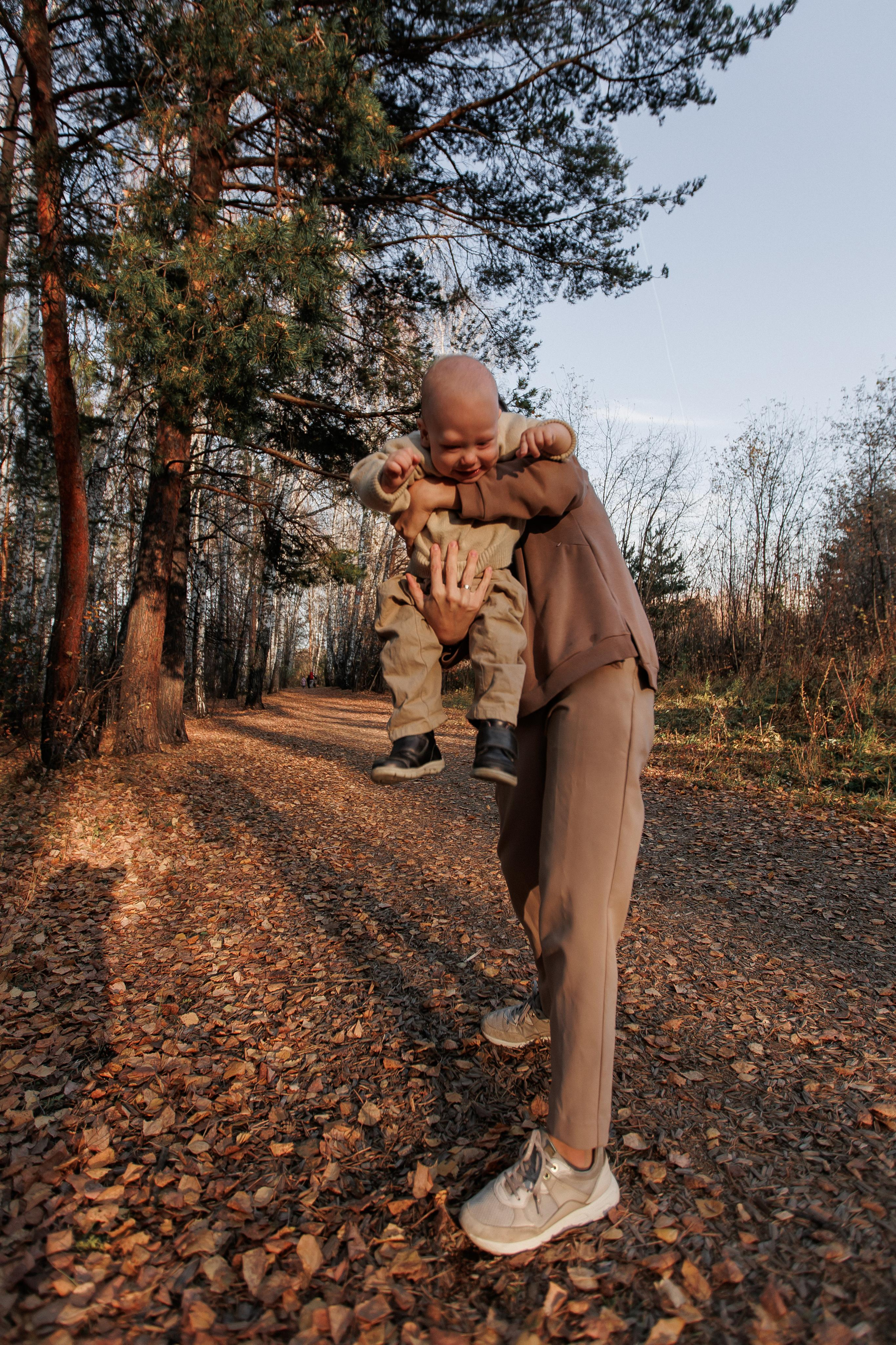 Мама и малыш (прогулка). Фотограф Авилова Дарья ● Тюмень● Съемка больших семей ●Архив поколений