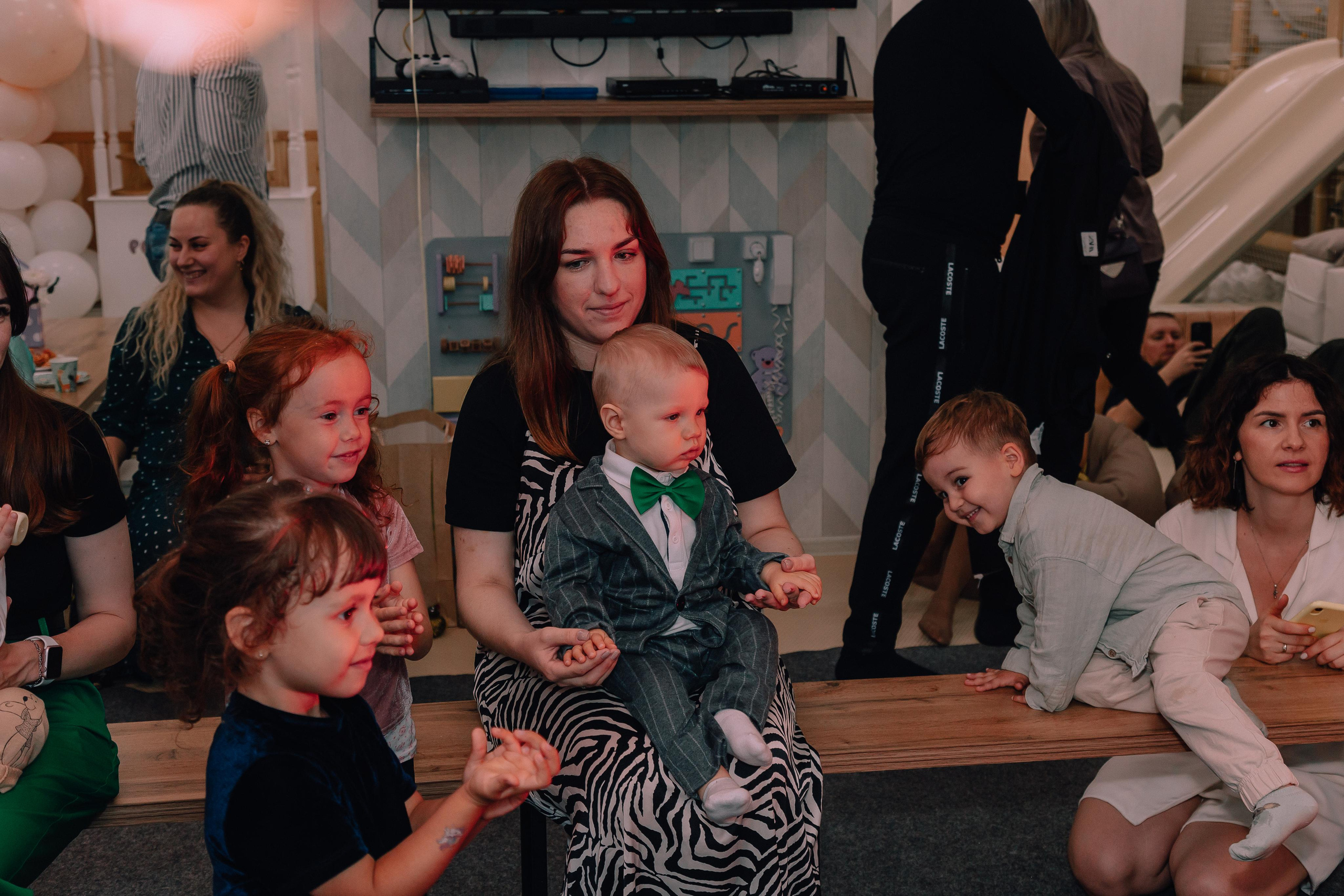 1 год в игровой. Фотограф Авилова Дарья ● Тюмень● Съемка больших семей ●Архив поколений