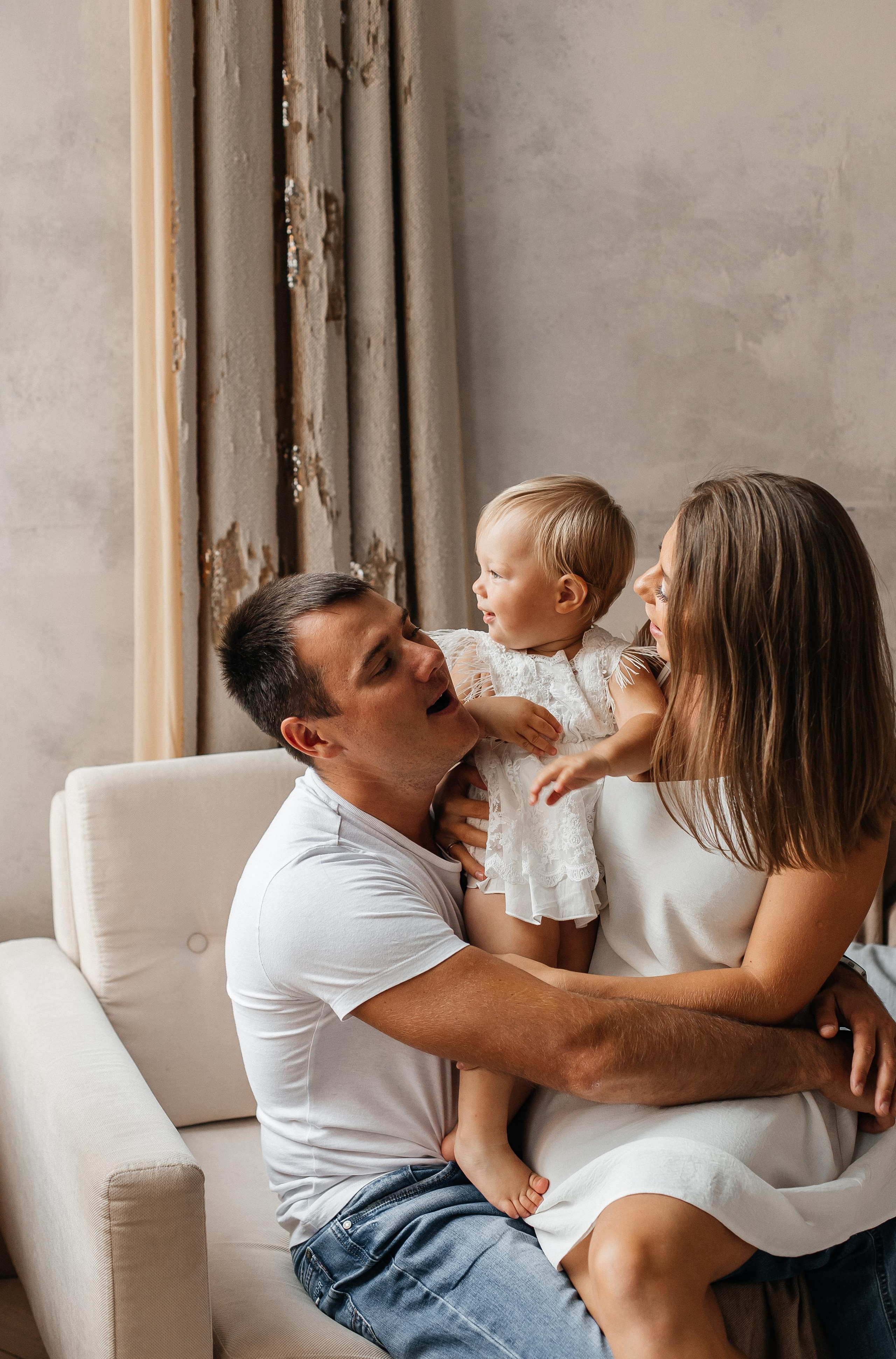 Семейная фотосессия (1 годик). Фотограф Авилова Дарья ● Тюмень● Съемка больших семей ●Архив поколений