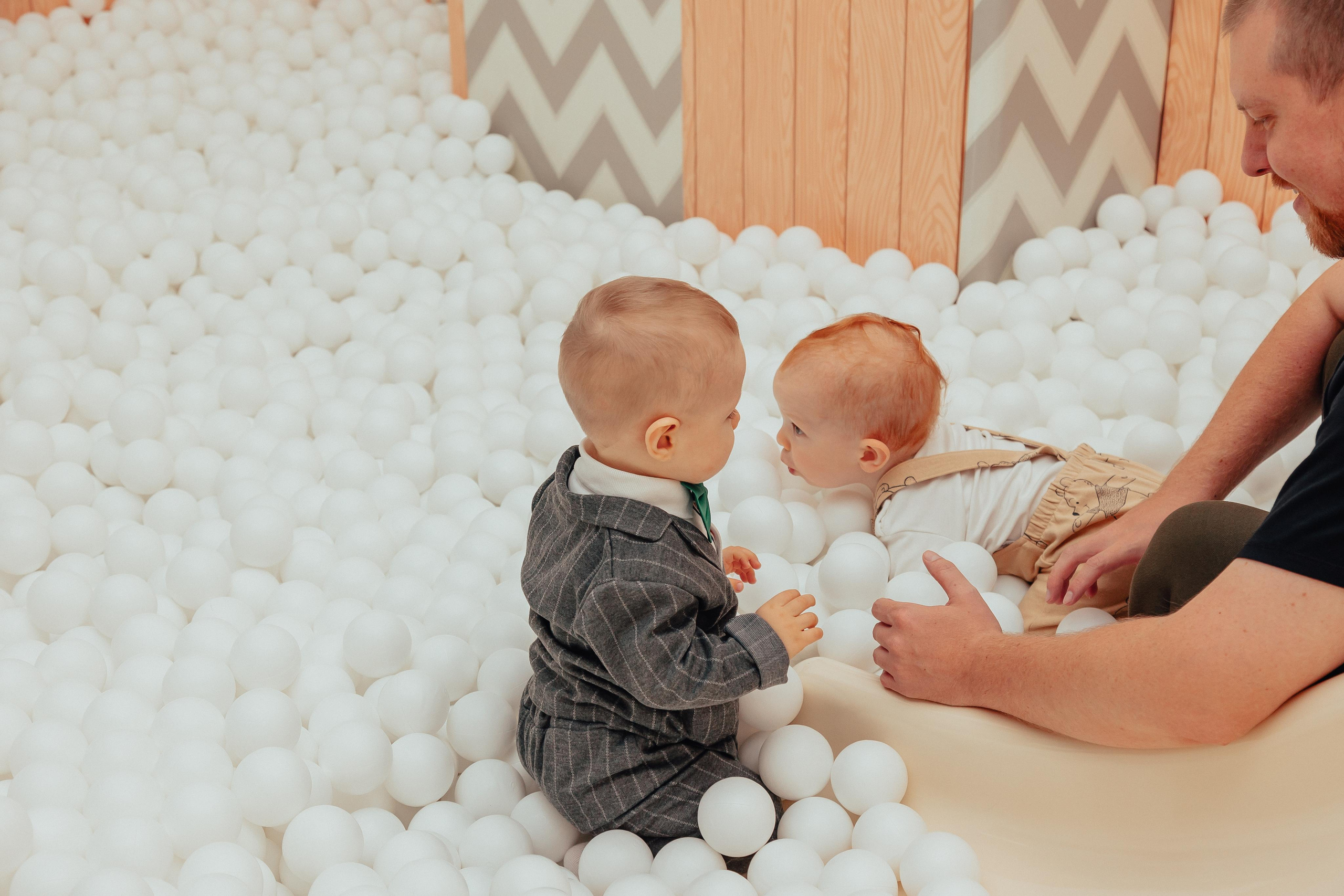 1 год в игровой. Фотограф Авилова Дарья ● Тюмень● Съемка больших семей ●Архив поколений