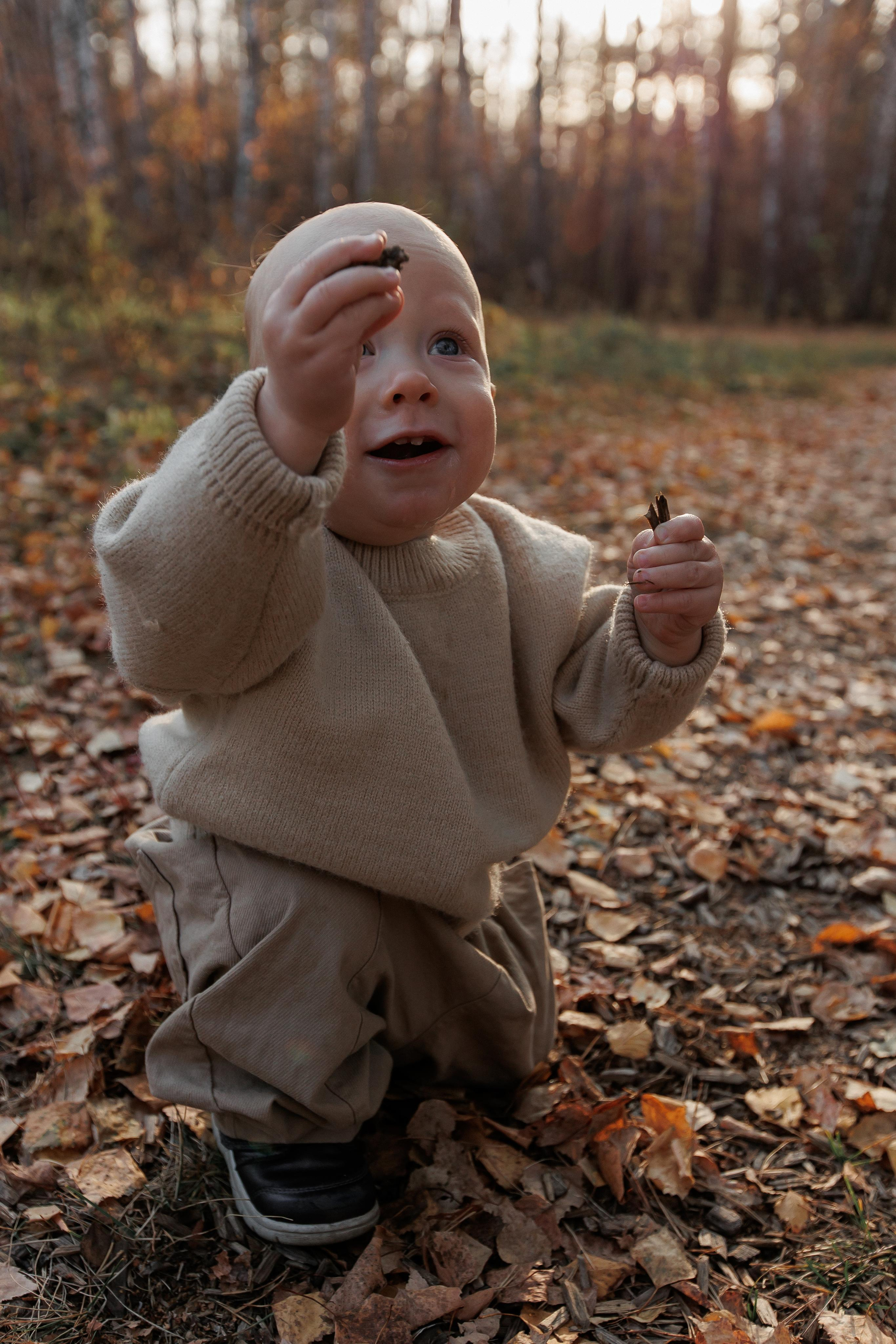 Мама и малыш (прогулка). Фотограф Авилова Дарья ● Тюмень● Съемка больших семей ●Архив поколений