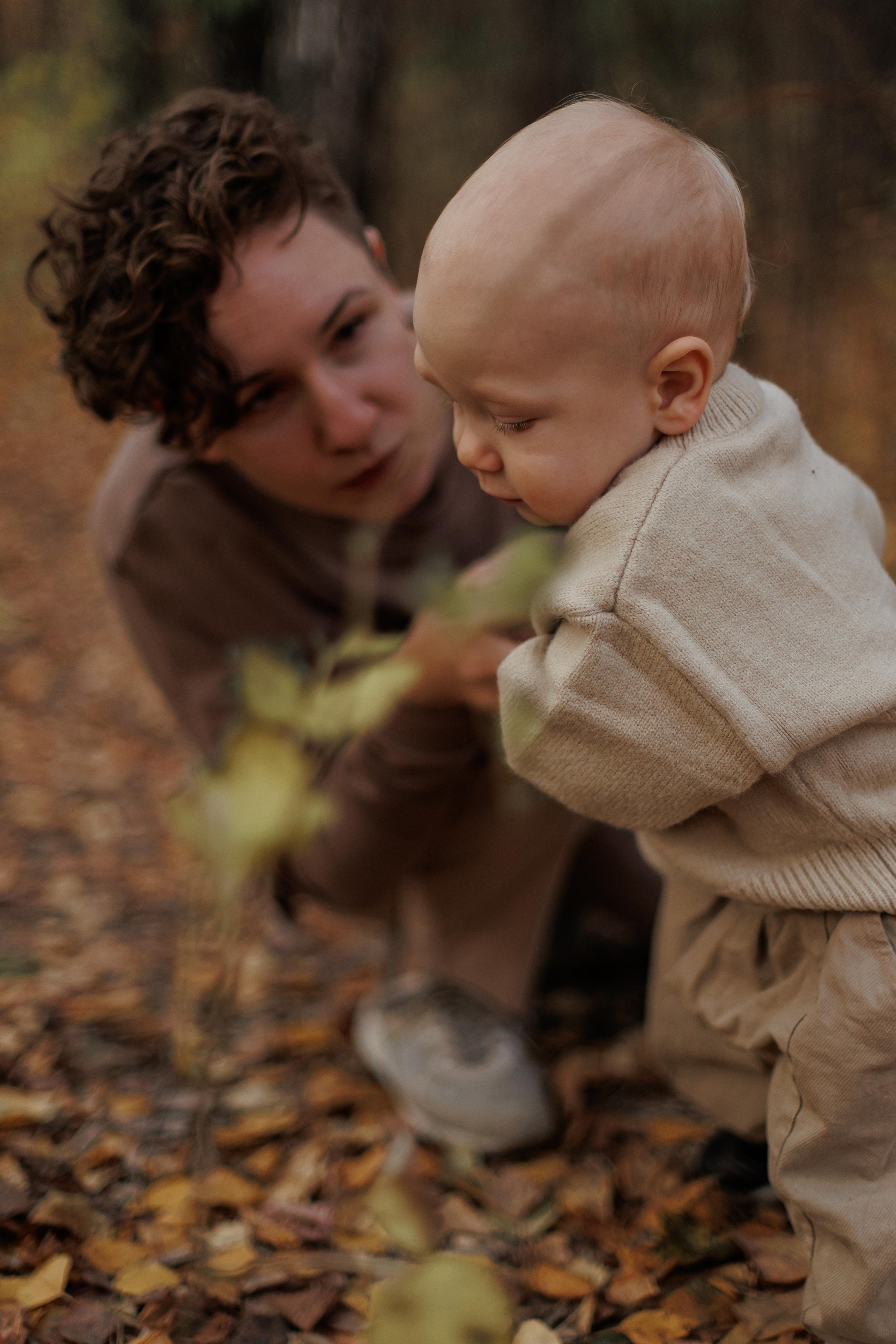 Мама и малыш (прогулка). Фотограф Авилова Дарья ● Тюмень● Съемка больших семей ●Архив поколений