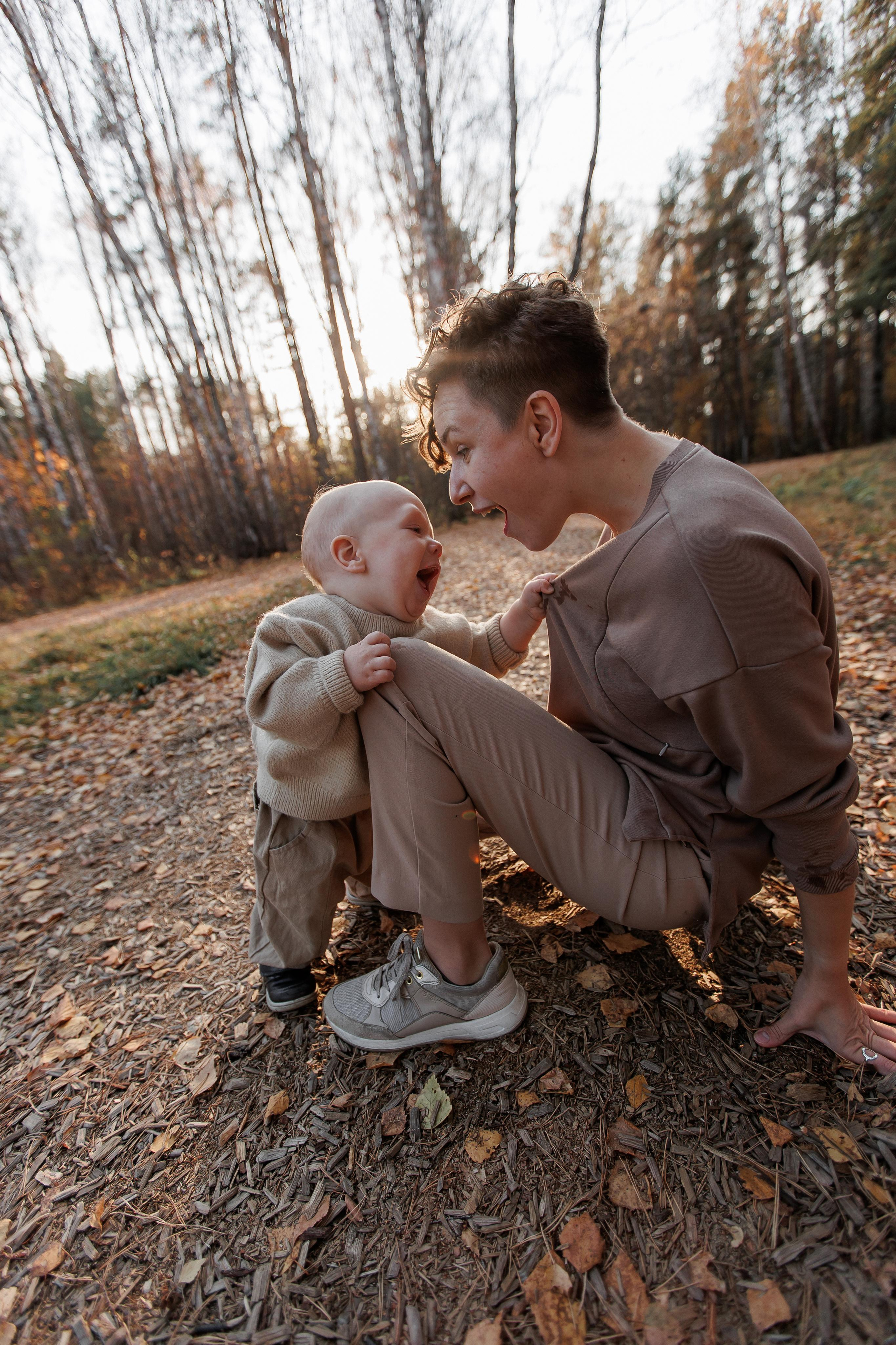 Мама и малыш (прогулка). Фотограф Авилова Дарья ● Тюмень● Съемка больших семей ●Архив поколений