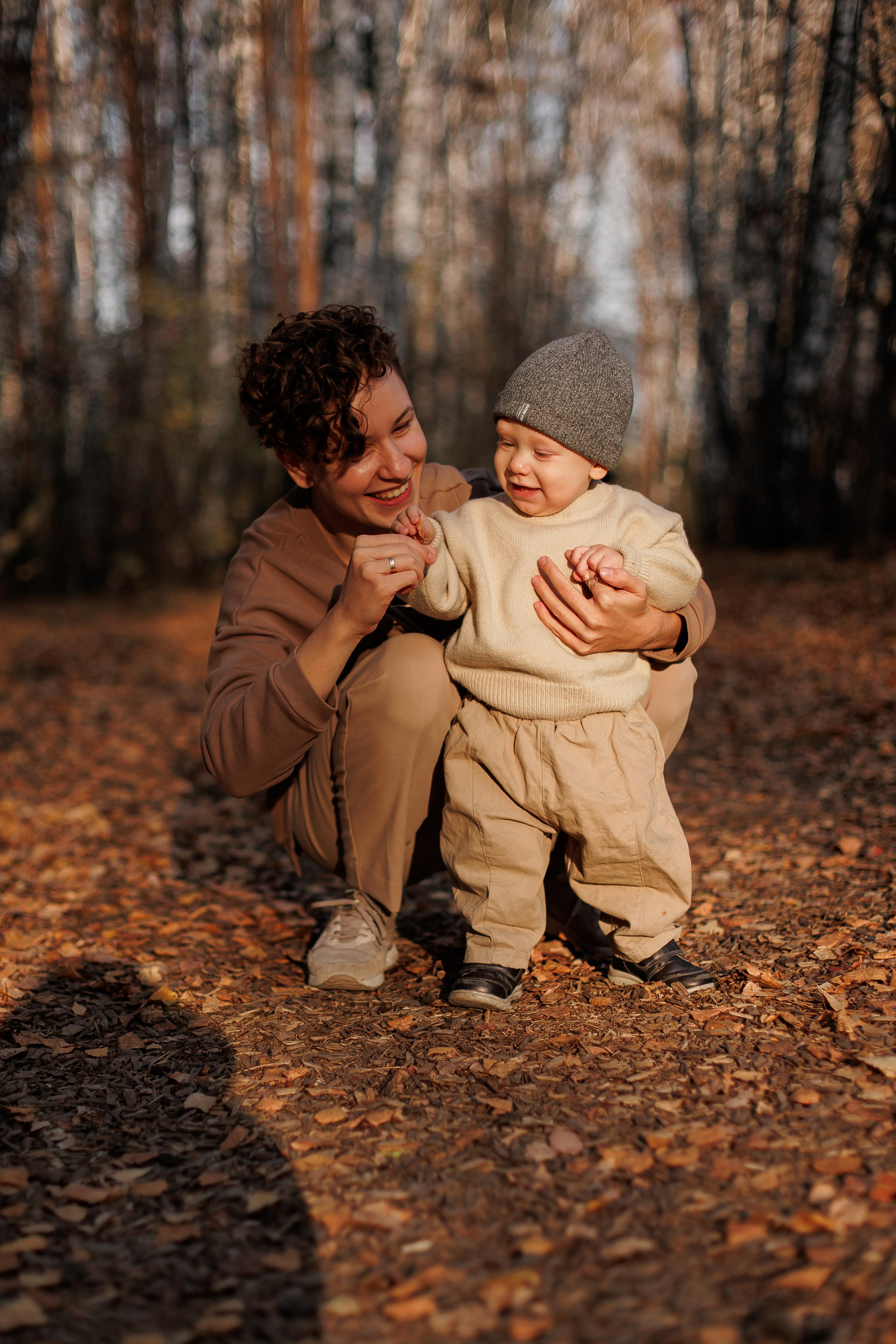 Мама и малыш (прогулка). Фотограф Авилова Дарья ● Тюмень● Съемка больших семей ●Архив поколений
