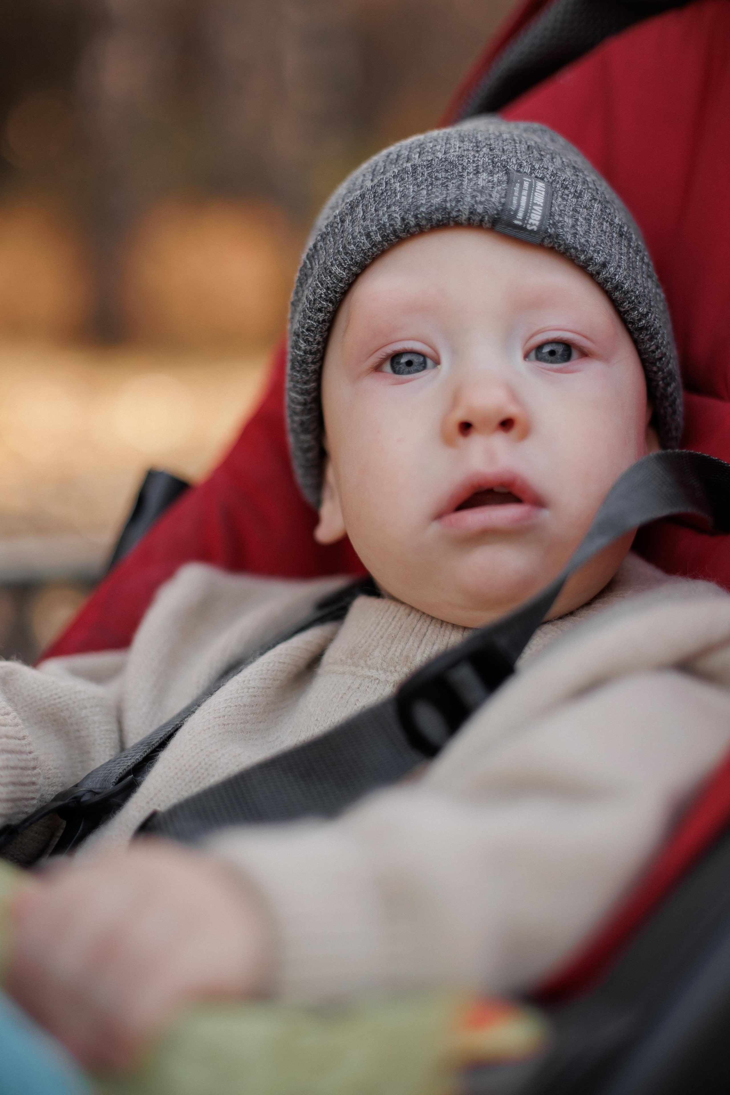 Мама и малыш (прогулка). Фотограф Авилова Дарья ● Тюмень● Съемка больших семей ●Архив поколений