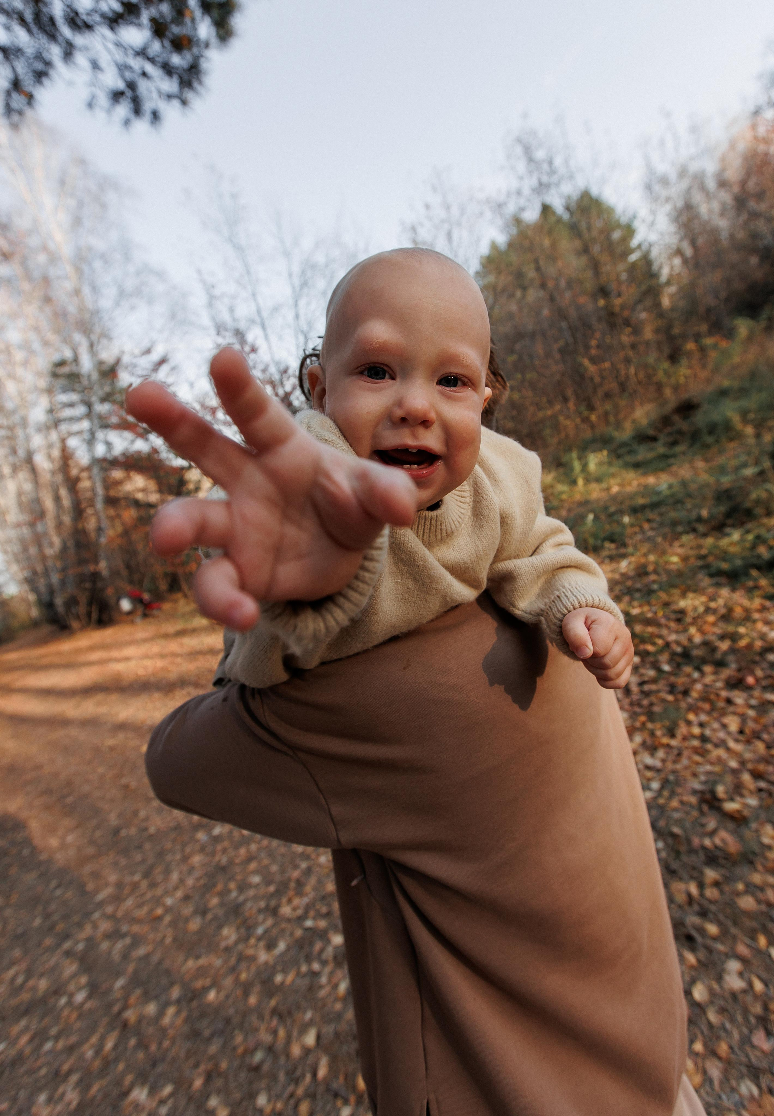 Мама и малыш (прогулка). Фотограф Авилова Дарья ● Тюмень● Съемка больших семей ●Архив поколений