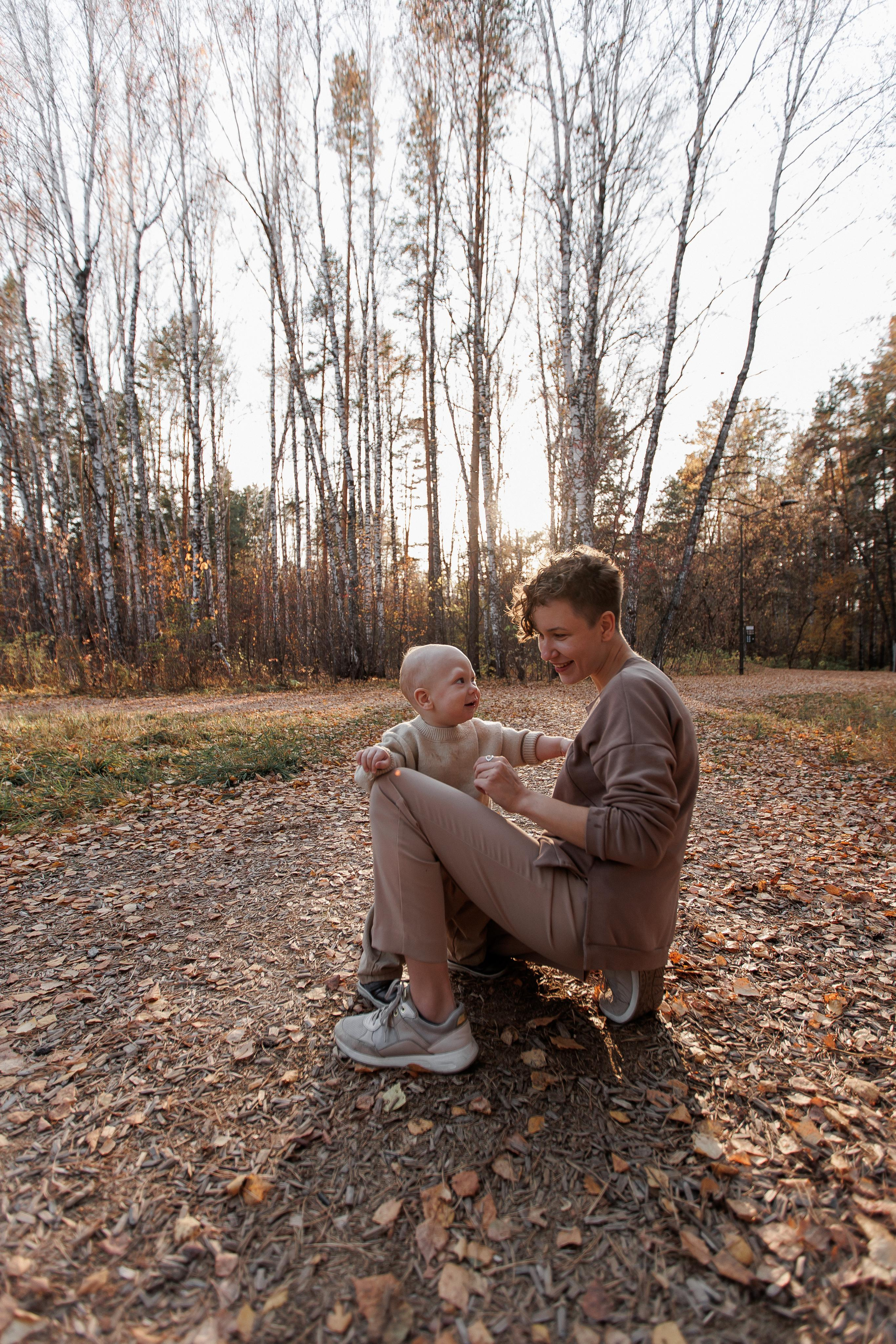 Мама и малыш (прогулка). Фотограф Авилова Дарья ● Тюмень● Съемка больших семей ●Архив поколений