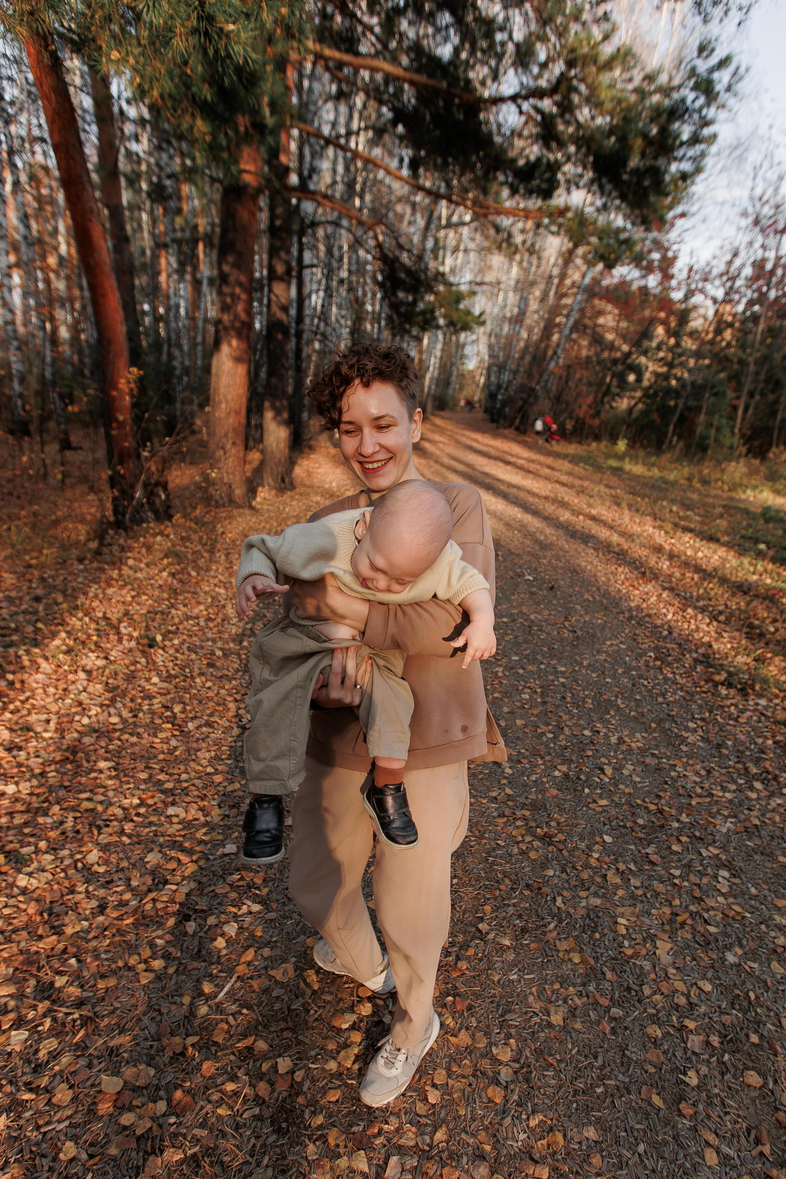 Мама и малыш (прогулка). Фотограф Авилова Дарья ● Тюмень● Съемка больших семей ●Архив поколений