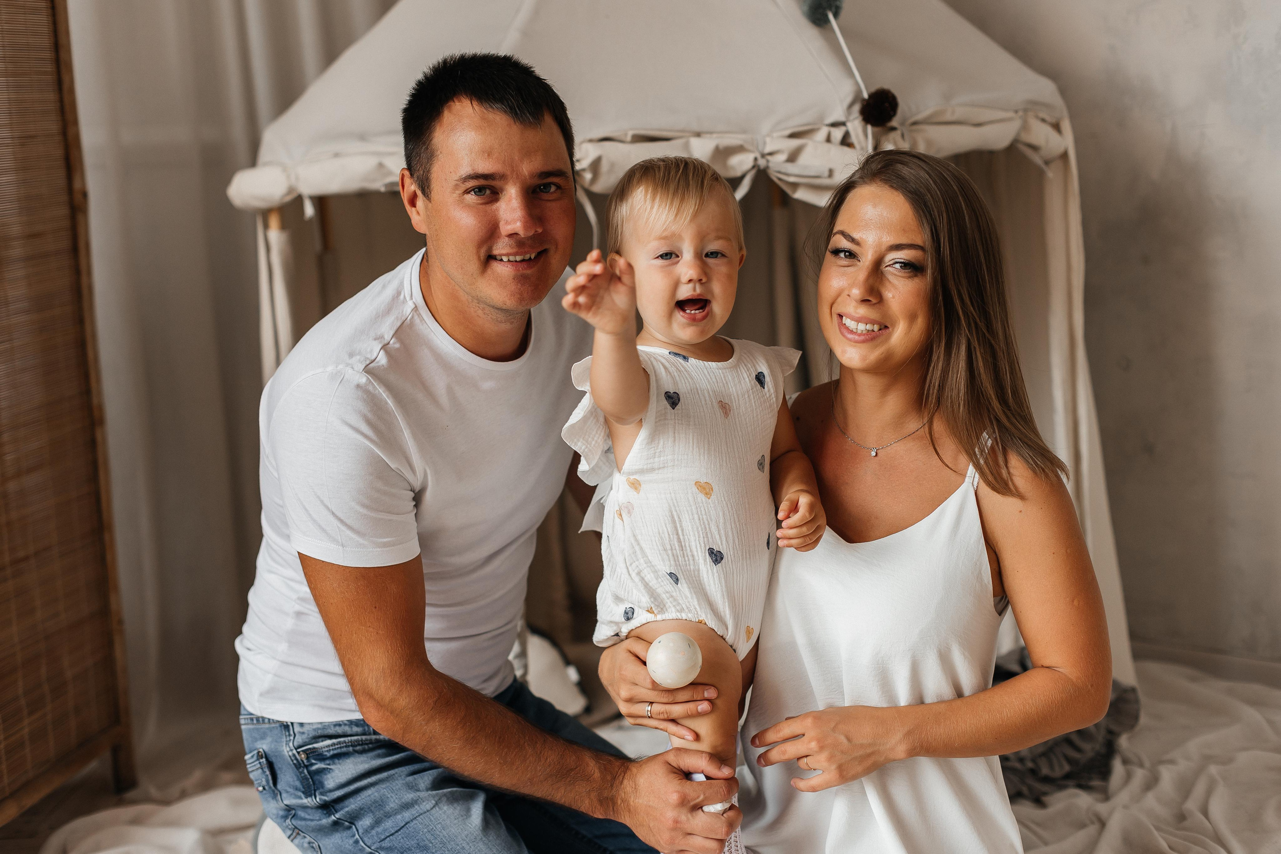 Семейная фотосессия (1 годик). Фотограф Авилова Дарья ● Тюмень● Съемка больших семей ●Архив поколений