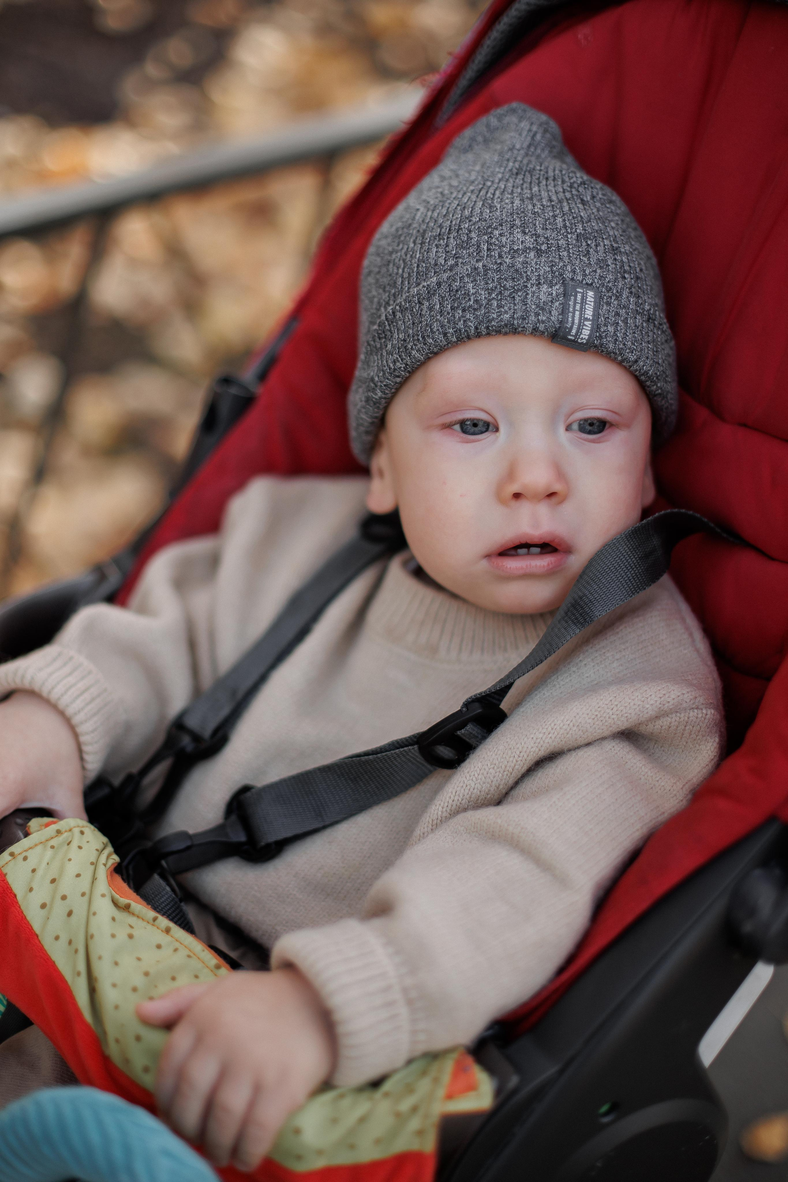 Мама и малыш (прогулка). Фотограф Авилова Дарья ● Тюмень● Съемка больших семей ●Архив поколений