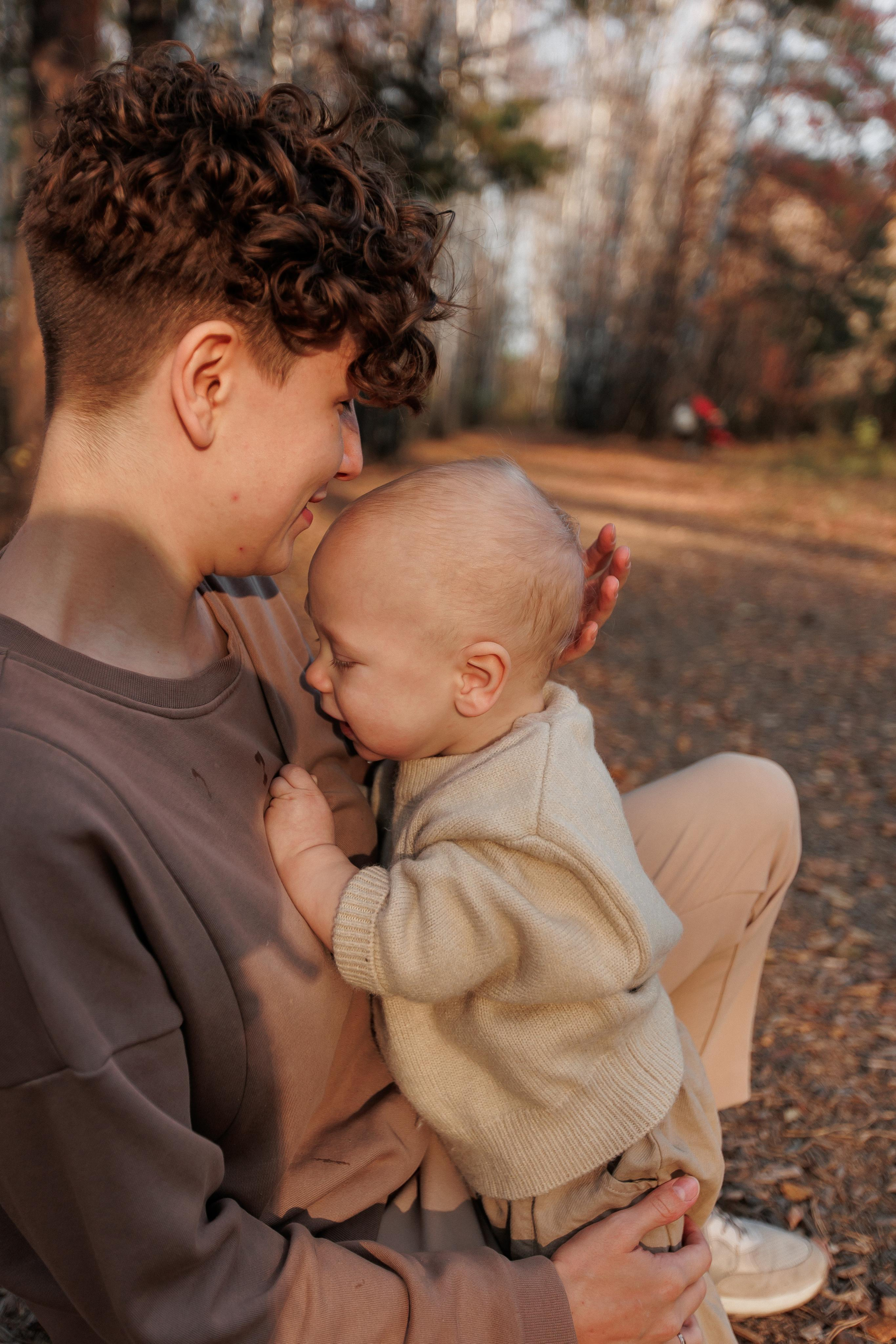Мама и малыш (прогулка). Фотограф Авилова Дарья ● Тюмень● Съемка больших семей ●Архив поколений