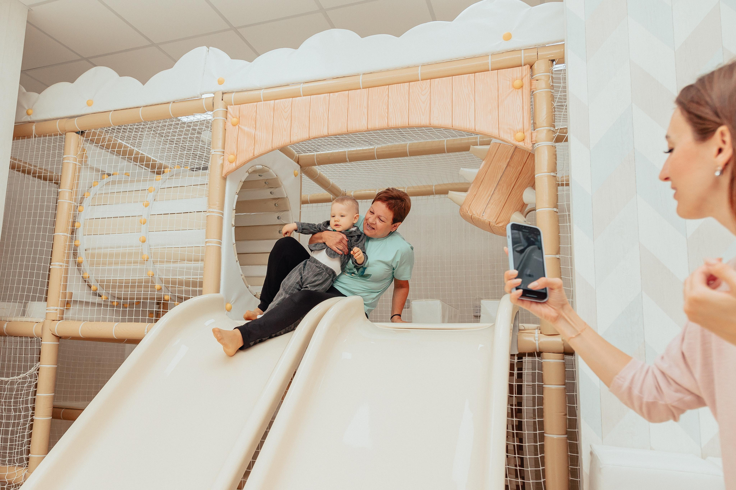 1 год в игровой. Фотограф Авилова Дарья ● Тюмень● Съемка больших семей ●Архив поколений