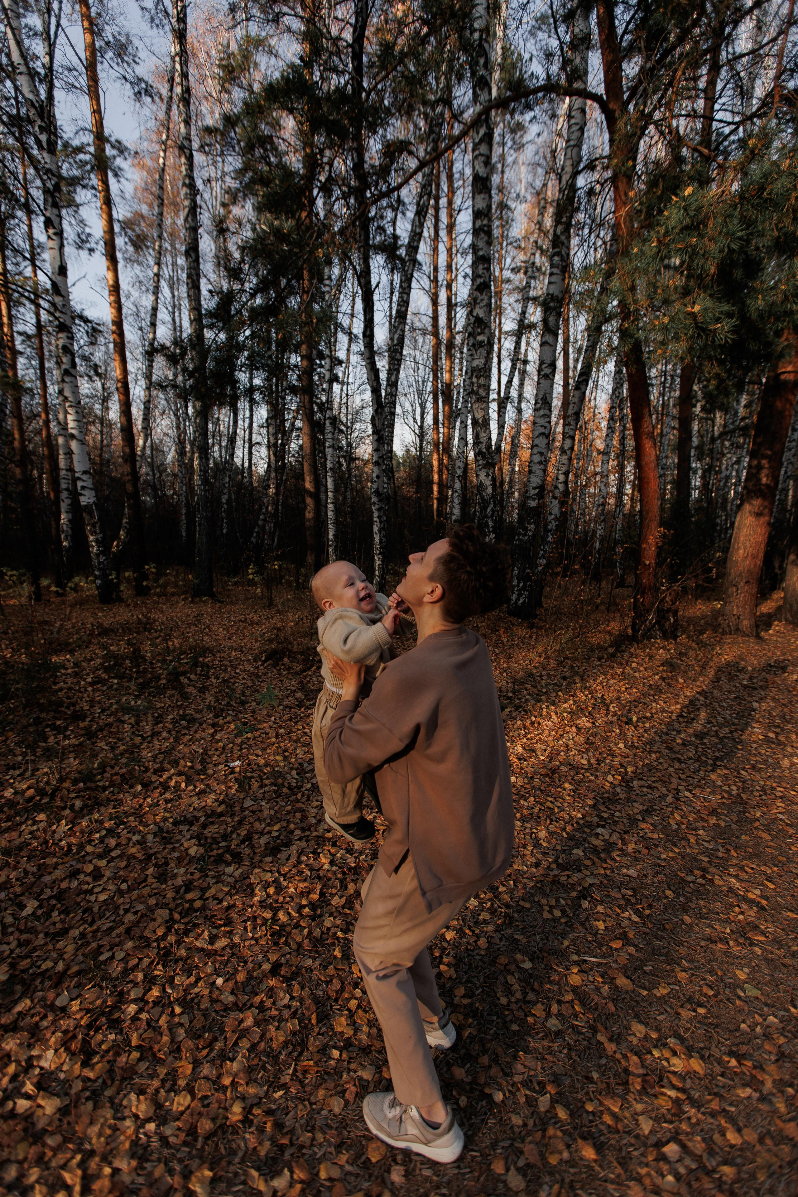 Мама и малыш (прогулка). Фотограф Авилова Дарья ● Тюмень● Съемка больших семей ●Архив поколений