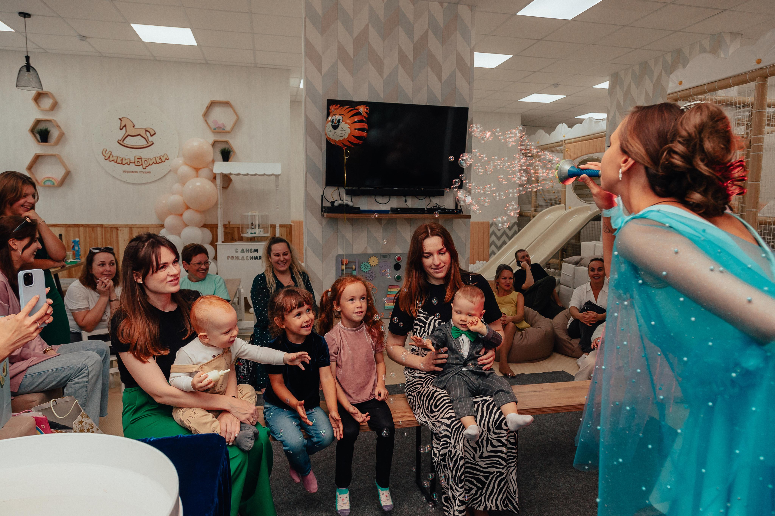 1 год в игровой. Фотограф Авилова Дарья ● Тюмень● Съемка больших семей ●Архив поколений