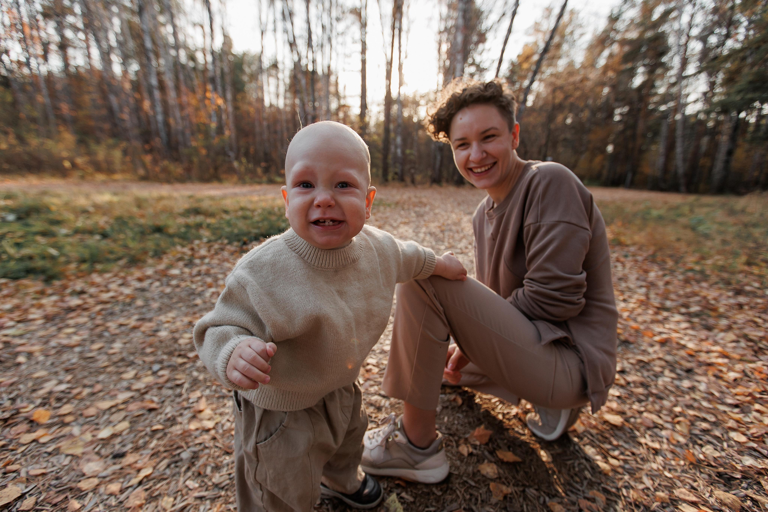 Мама и малыш (прогулка). Фотограф Авилова Дарья ● Тюмень● Съемка больших семей ●Архив поколений