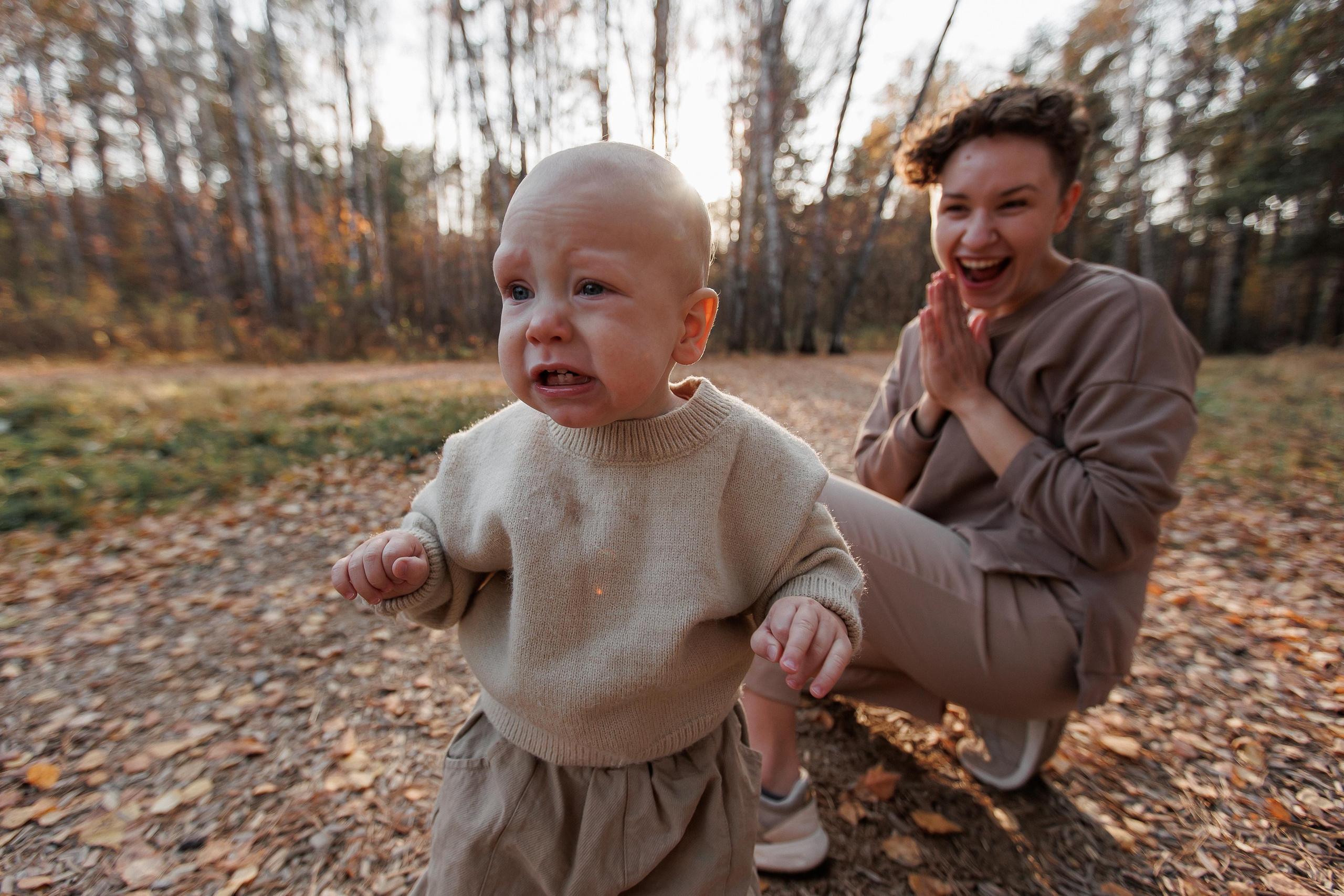 Мама и малыш (прогулка). Фотограф Авилова Дарья ● Тюмень● Съемка больших семей ●Архив поколений