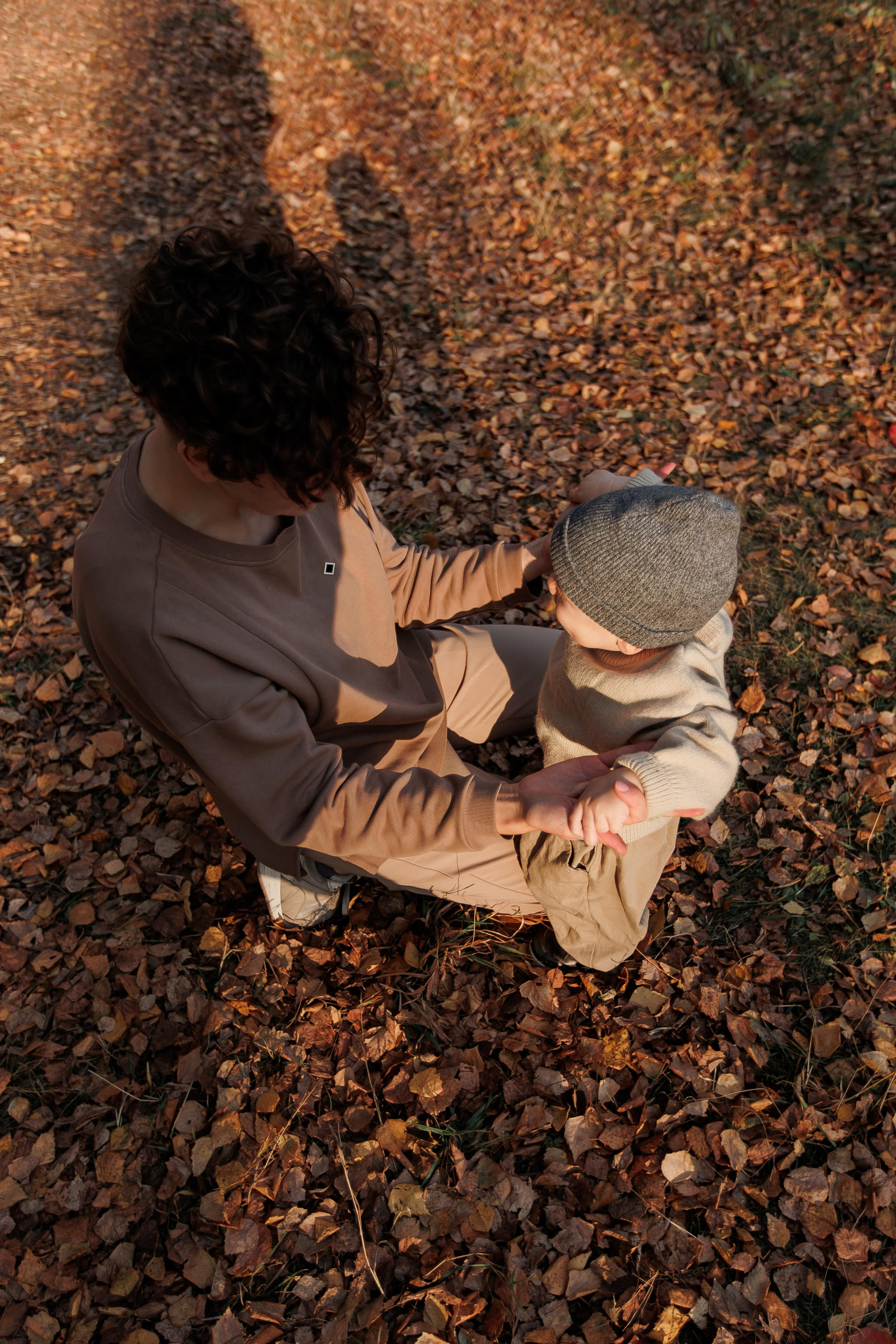 Мама и малыш (прогулка). Фотограф Авилова Дарья ● Тюмень● Съемка больших семей ●Архив поколений