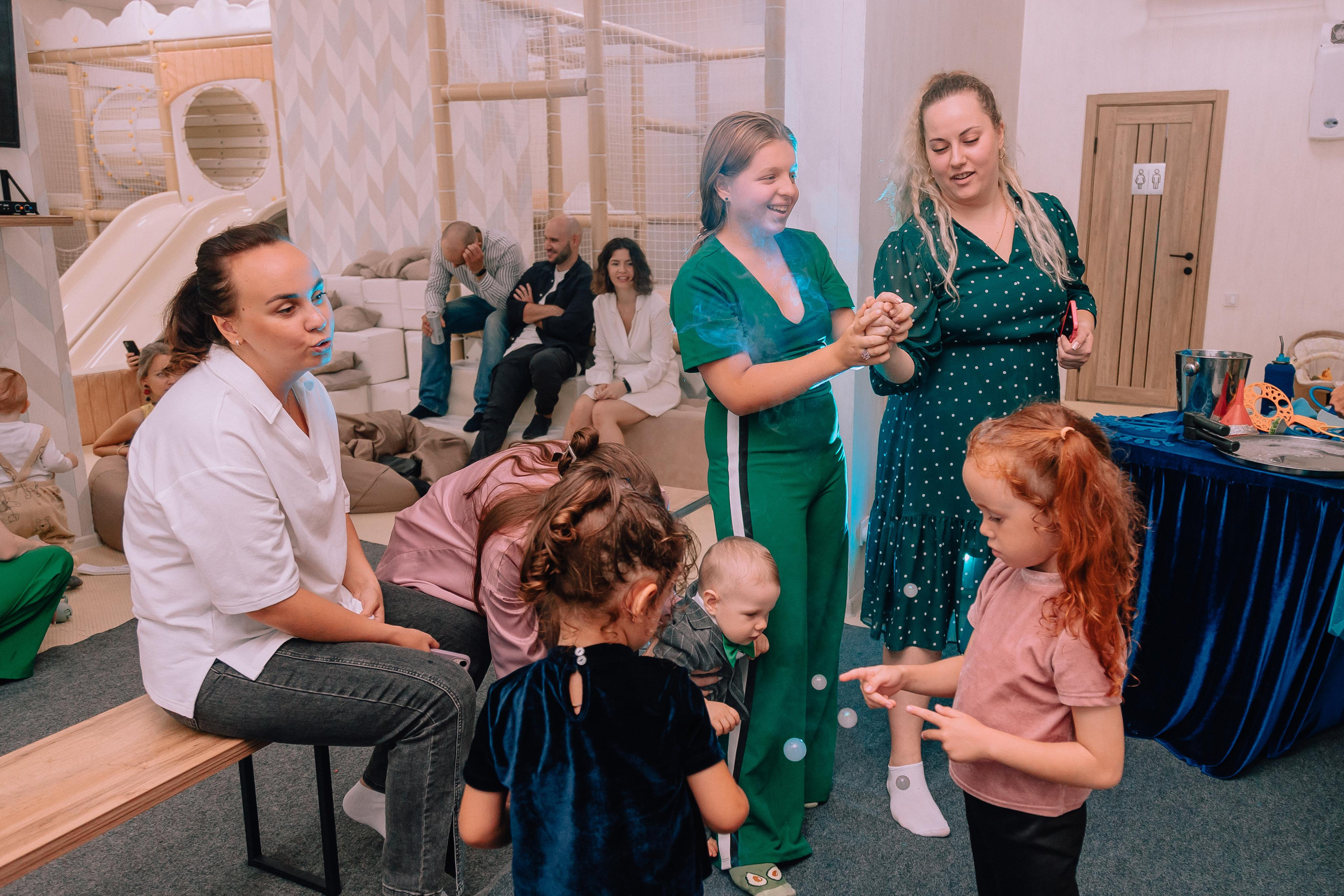 1 год в игровой. Фотограф Авилова Дарья ● Тюмень● Съемка больших семей ●Архив поколений