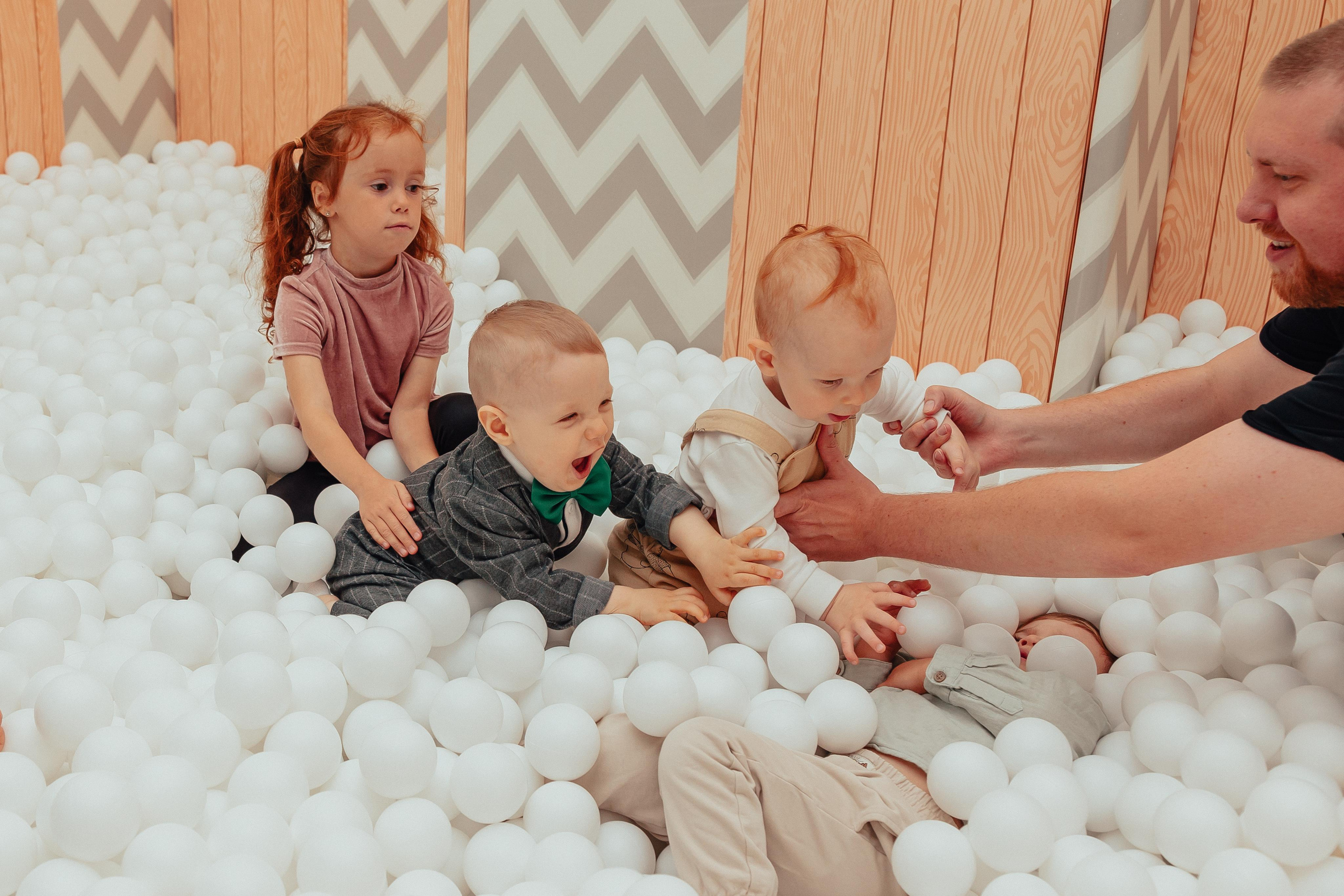 1 год в игровой. Фотограф Авилова Дарья ● Тюмень● Съемка больших семей ●Архив поколений