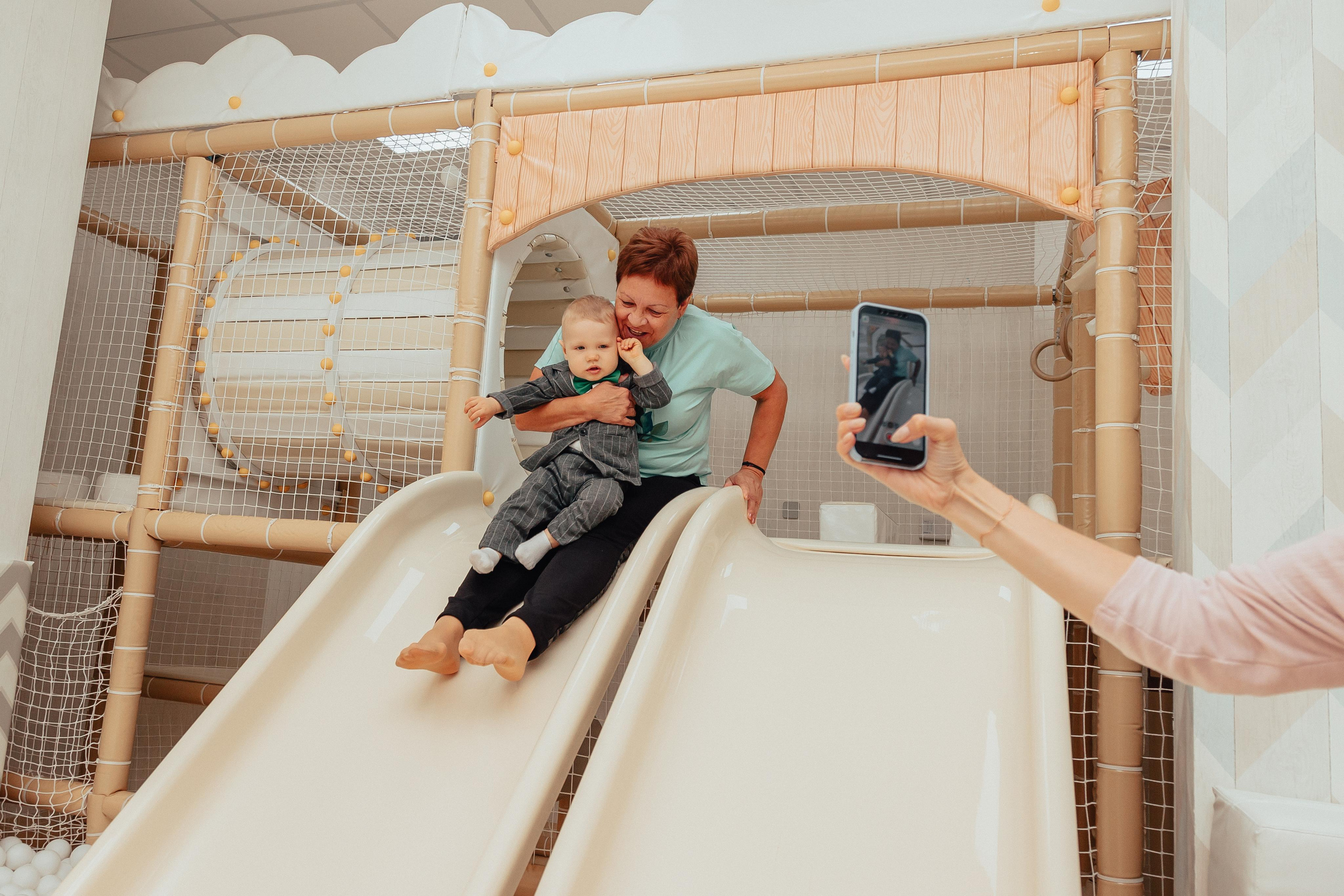 1 год в игровой. Фотограф Авилова Дарья ● Тюмень● Съемка больших семей ●Архив поколений