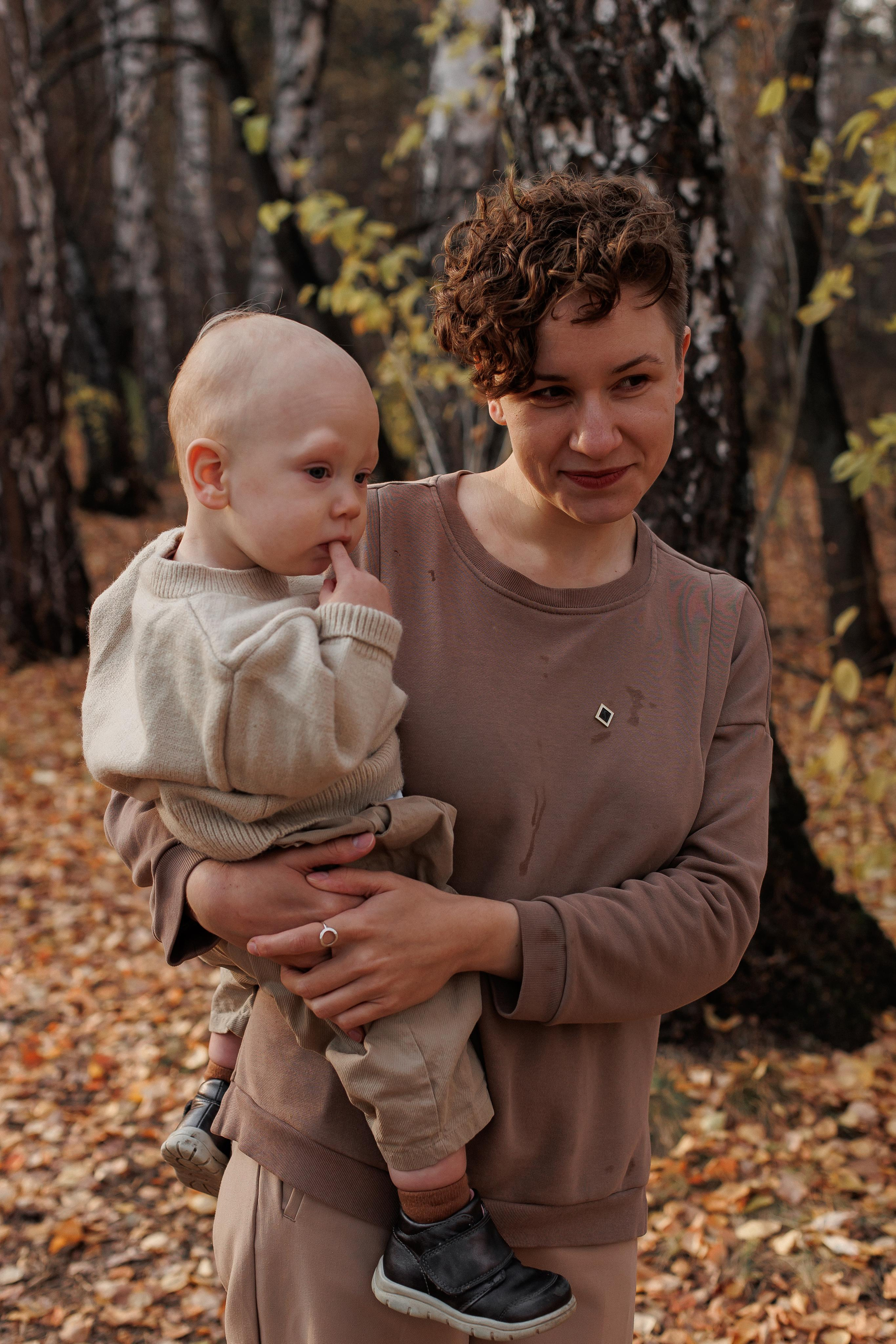 Мама и малыш (прогулка). Фотограф Авилова Дарья ● Тюмень● Съемка больших семей ●Архив поколений