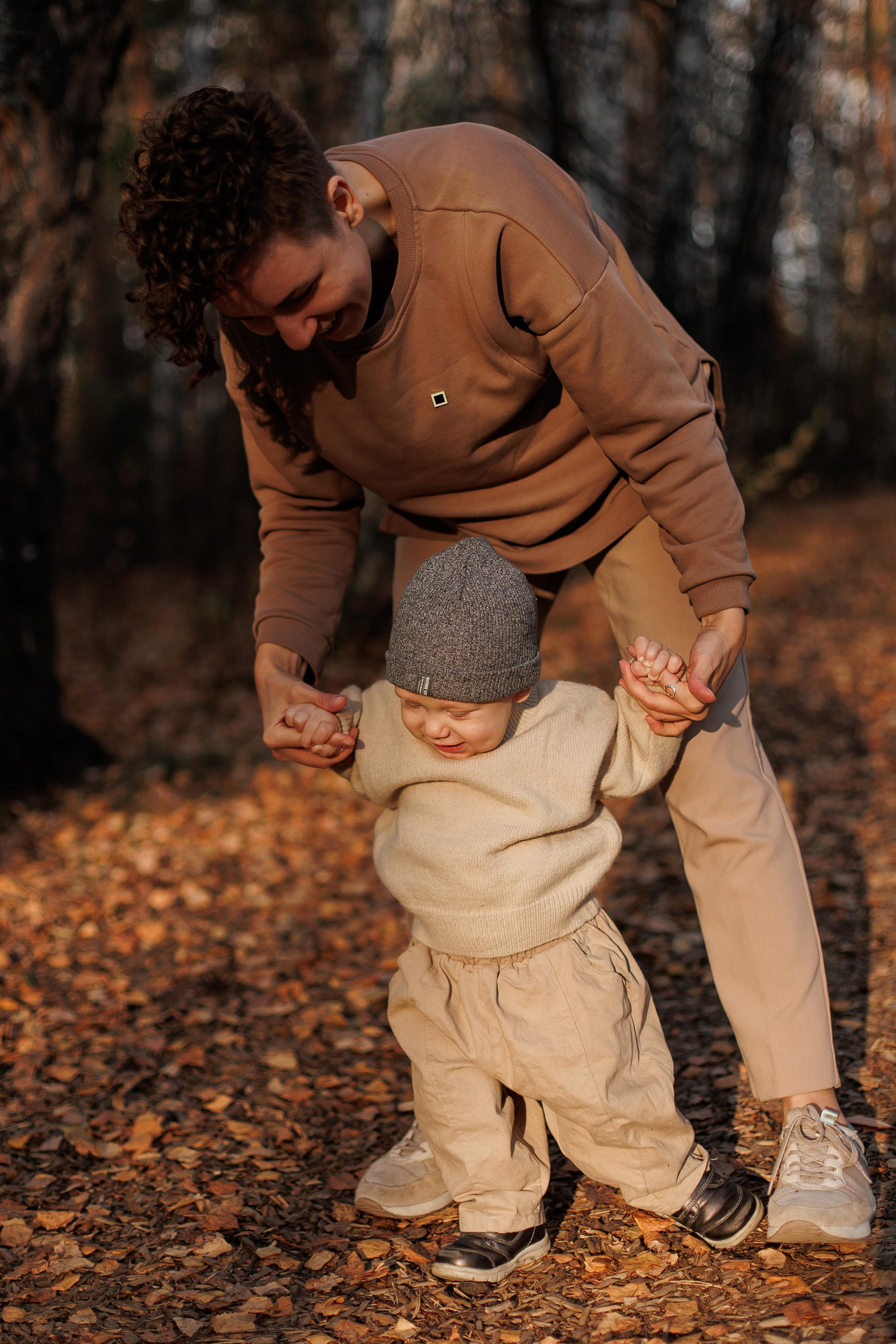 Мама и малыш (прогулка). Фотограф Авилова Дарья ● Тюмень● Съемка больших семей ●Архив поколений