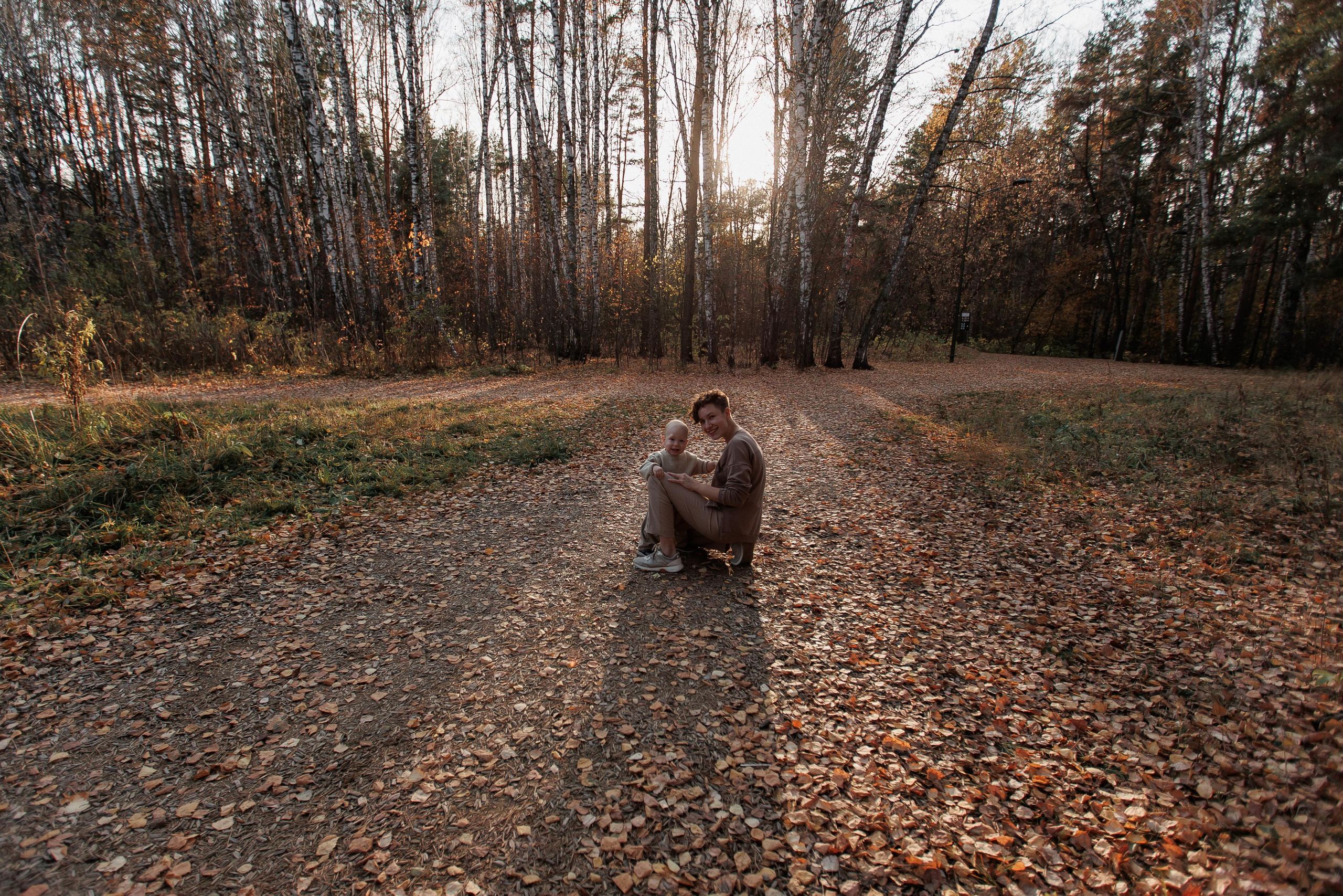 Мама и малыш (прогулка). Фотограф Авилова Дарья ● Тюмень● Съемка больших семей ●Архив поколений
