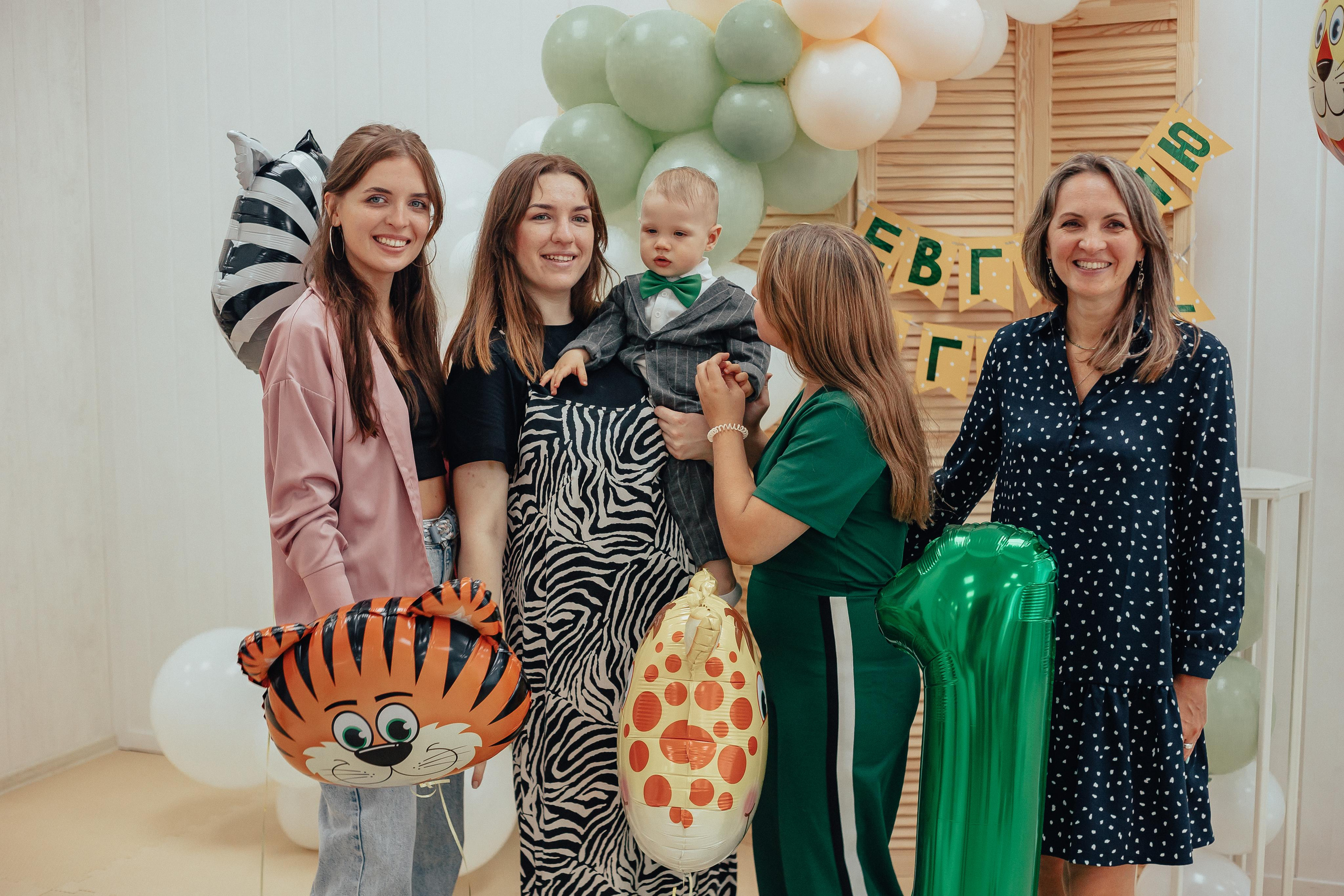 1 год в игровой. Фотограф Авилова Дарья ● Тюмень● Съемка больших семей ●Архив поколений