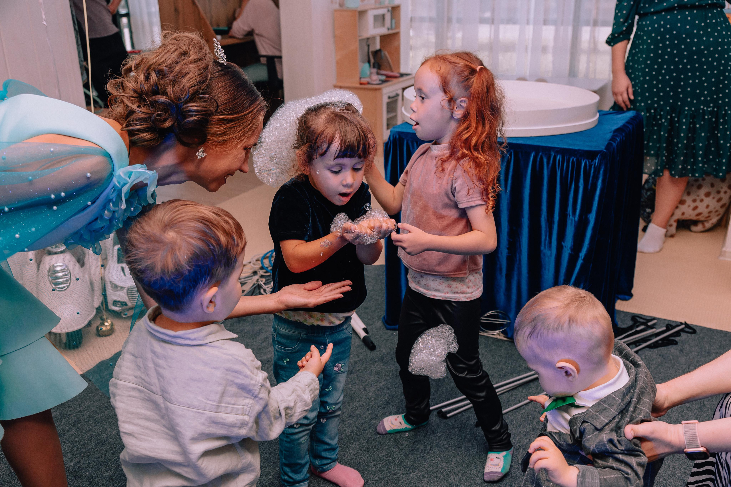 1 год в игровой. Фотограф Авилова Дарья ● Тюмень● Съемка больших семей ●Архив поколений