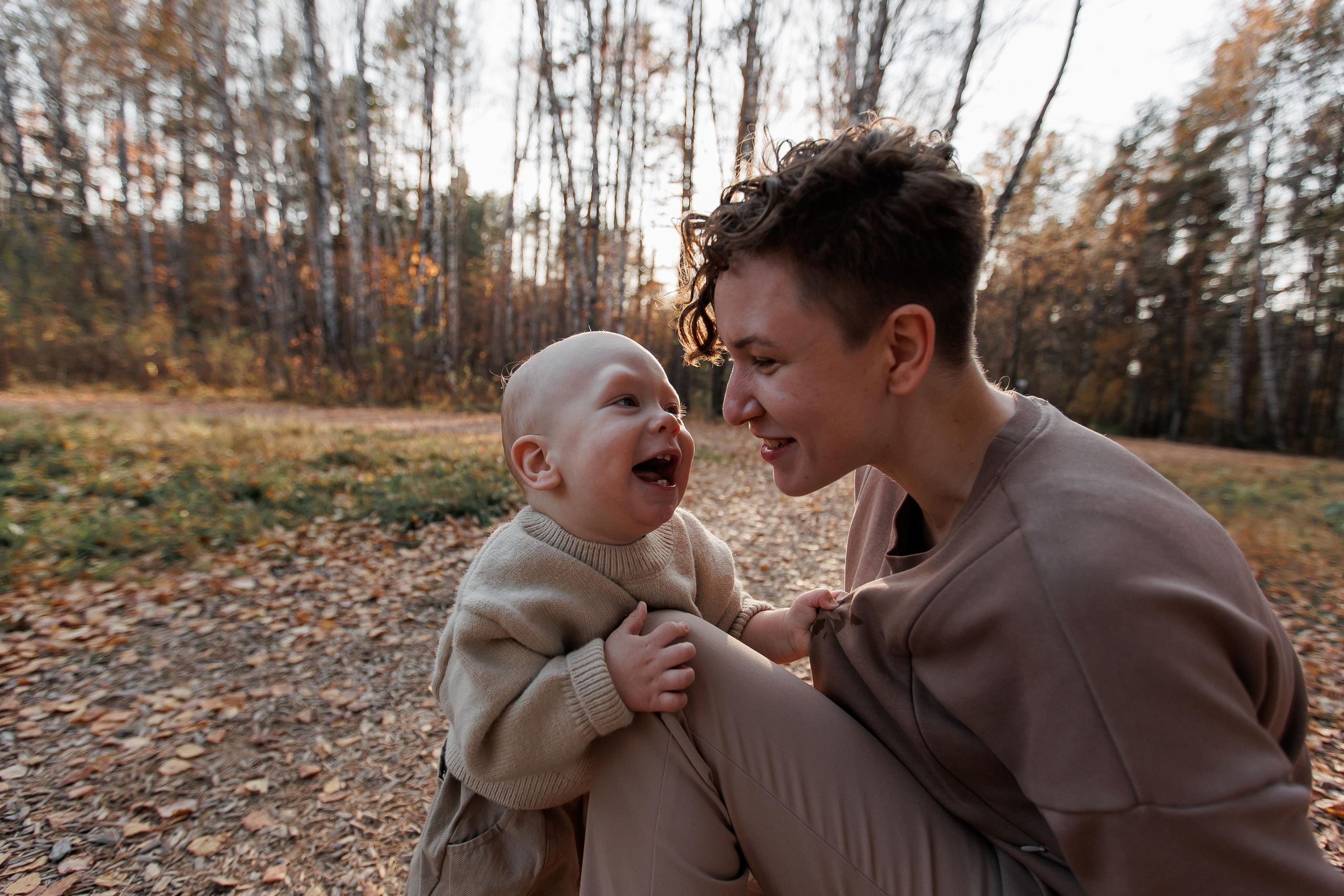 Мама и малыш (прогулка). Фотограф Авилова Дарья ● Тюмень● Съемка больших семей ●Архив поколений