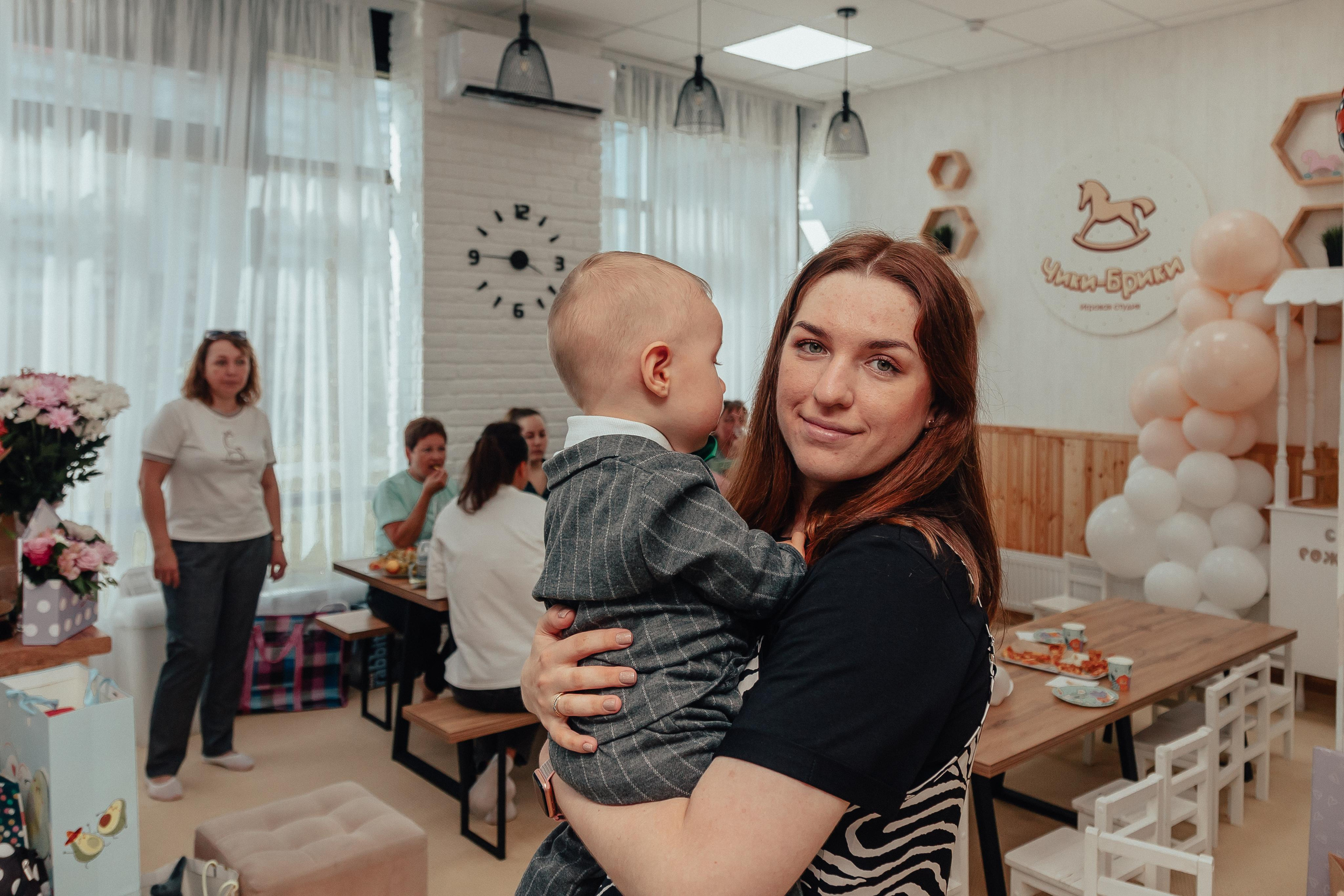 1 год в игровой. Фотограф Авилова Дарья ● Тюмень● Съемка больших семей ●Архив поколений