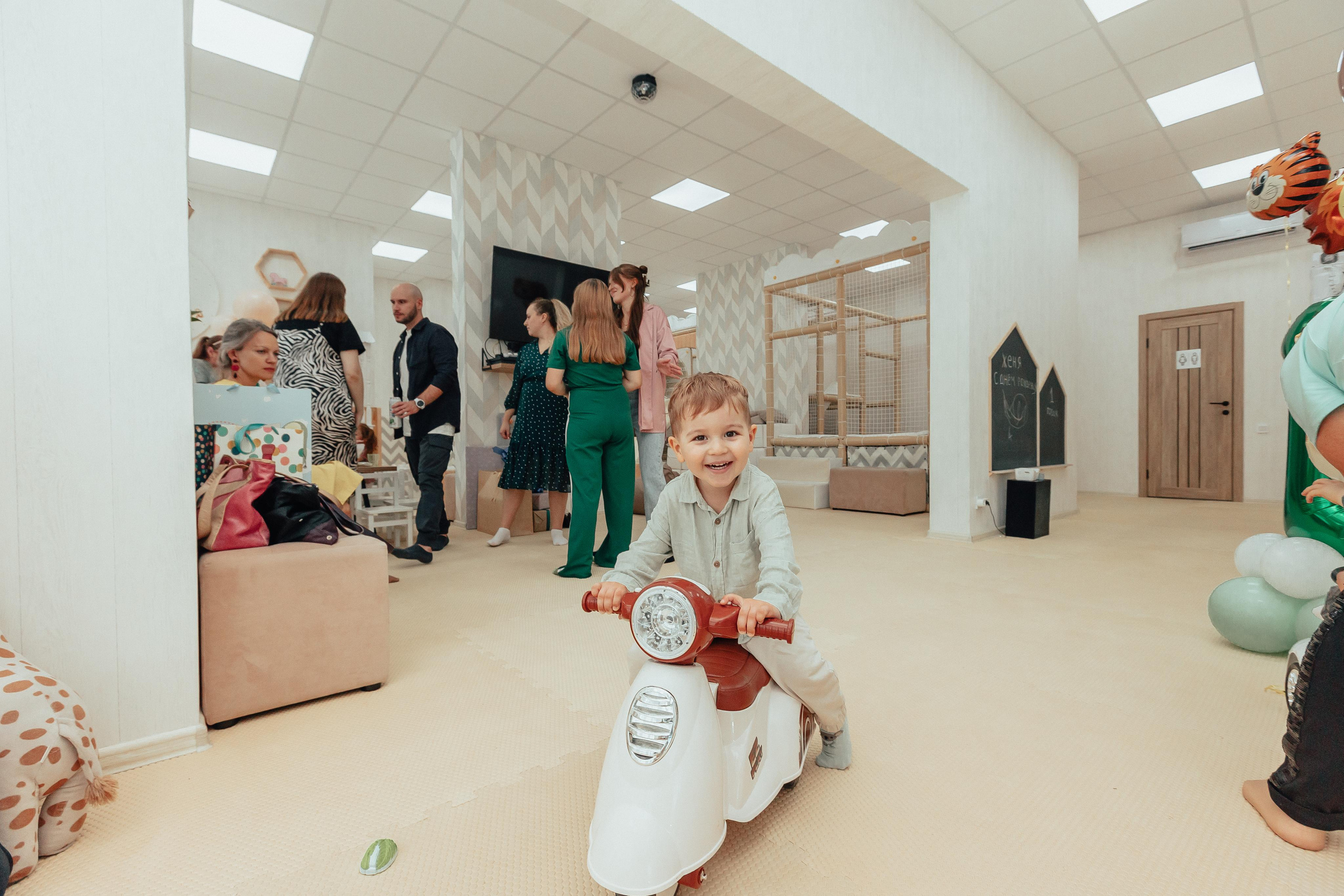 1 год в игровой. Фотограф Авилова Дарья ● Тюмень● Съемка больших семей ●Архив поколений